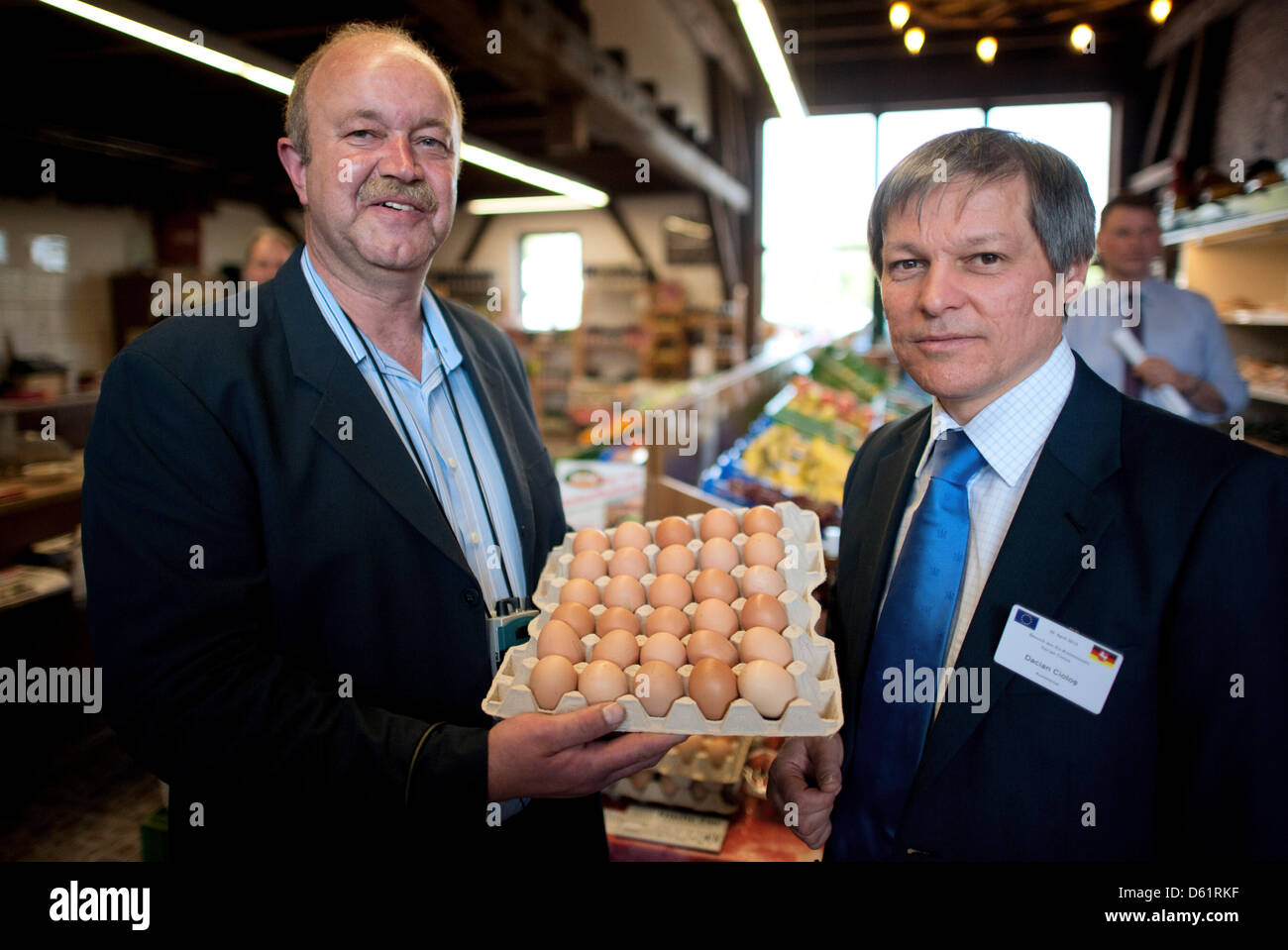 European Union Agriculture Commissioner Dacian Ciolos (R) besucht ein Landwirt in Mardorf, Deutschland, 30. April 2012. Foto: Jochen Luebke Stockfoto