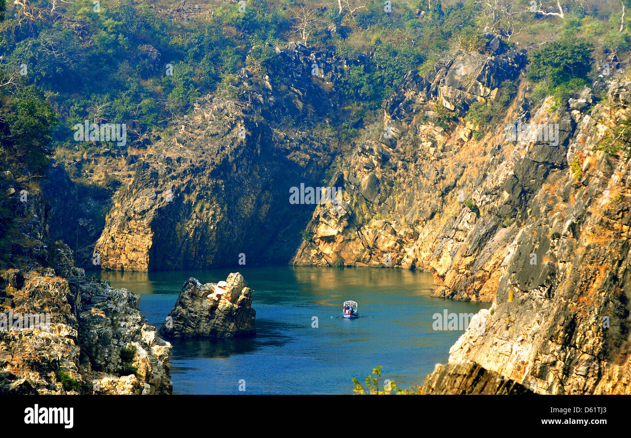Touristischen Boot gehen in die Marmor-Felsen-Schlucht am Fluss Narmada, Bhedaghat, Jabalpur, Madhya Pradesh state, Indien, Asien Stockfoto