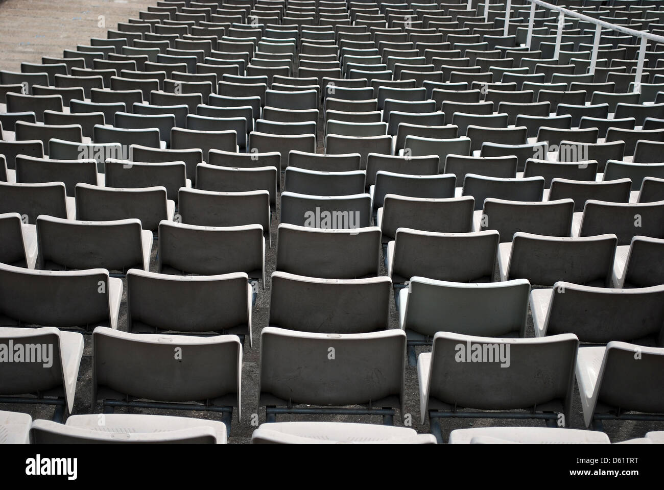 Leere Sitze in einem Stadion. Stockfoto