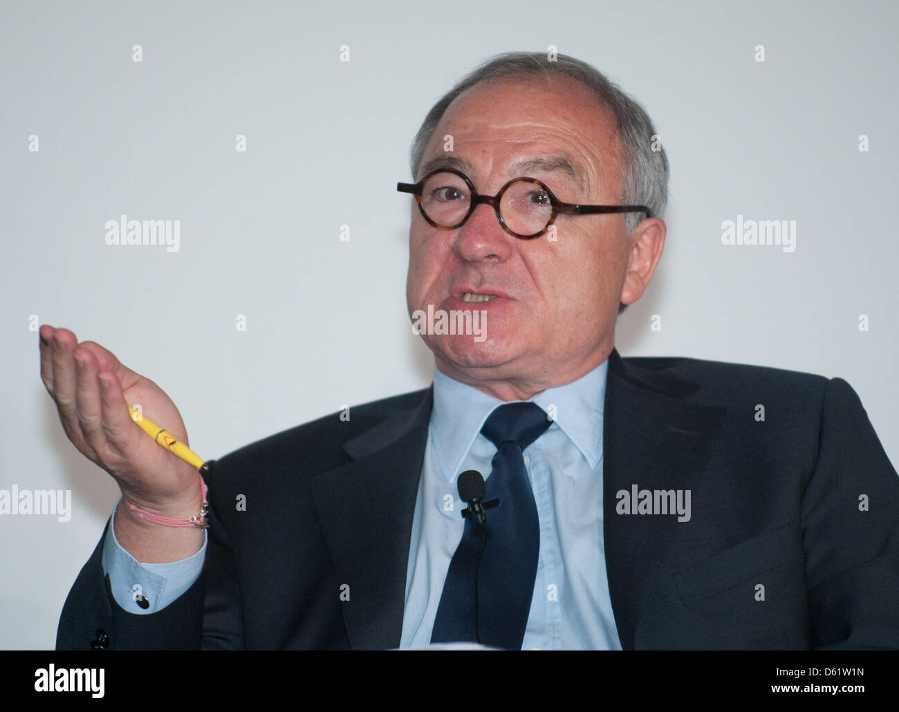 Jean-Jacques Dordain, Generaldirektor der Europäischen Weltraumorganisation, spricht während des ISS-Symposiums in Berlin, Deutschland, 2. Mai 2012. Die Entwicklung und Nutzung der ISS werden auf dem Symposium diskutiert werden. Foto: Jörg CARSTENSEN Stockfoto