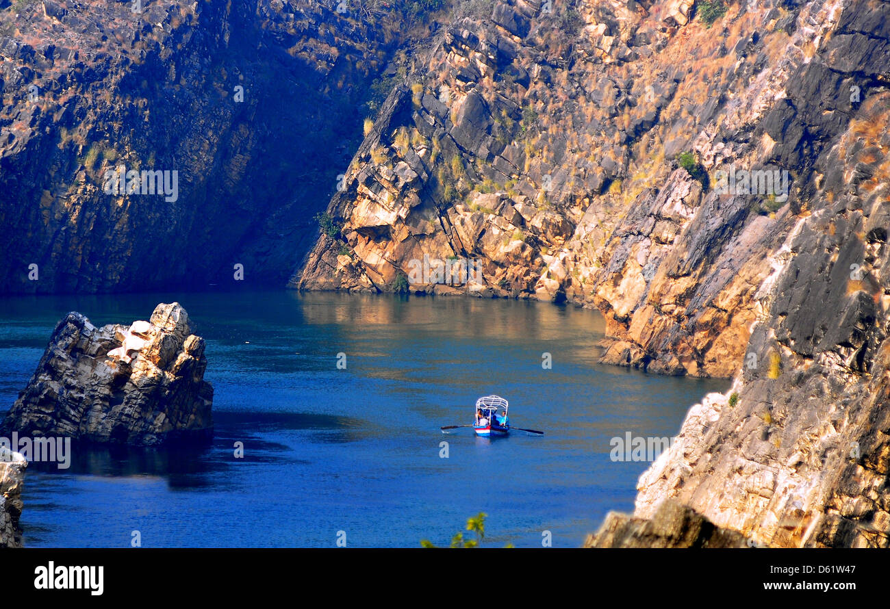Touristischen Boot gehen in die Marmor-Felsen-Schlucht am Fluss Narmada, Bhedaghat, Jabalpur, Madhya Pradesh state, Indien, Asien Stockfoto