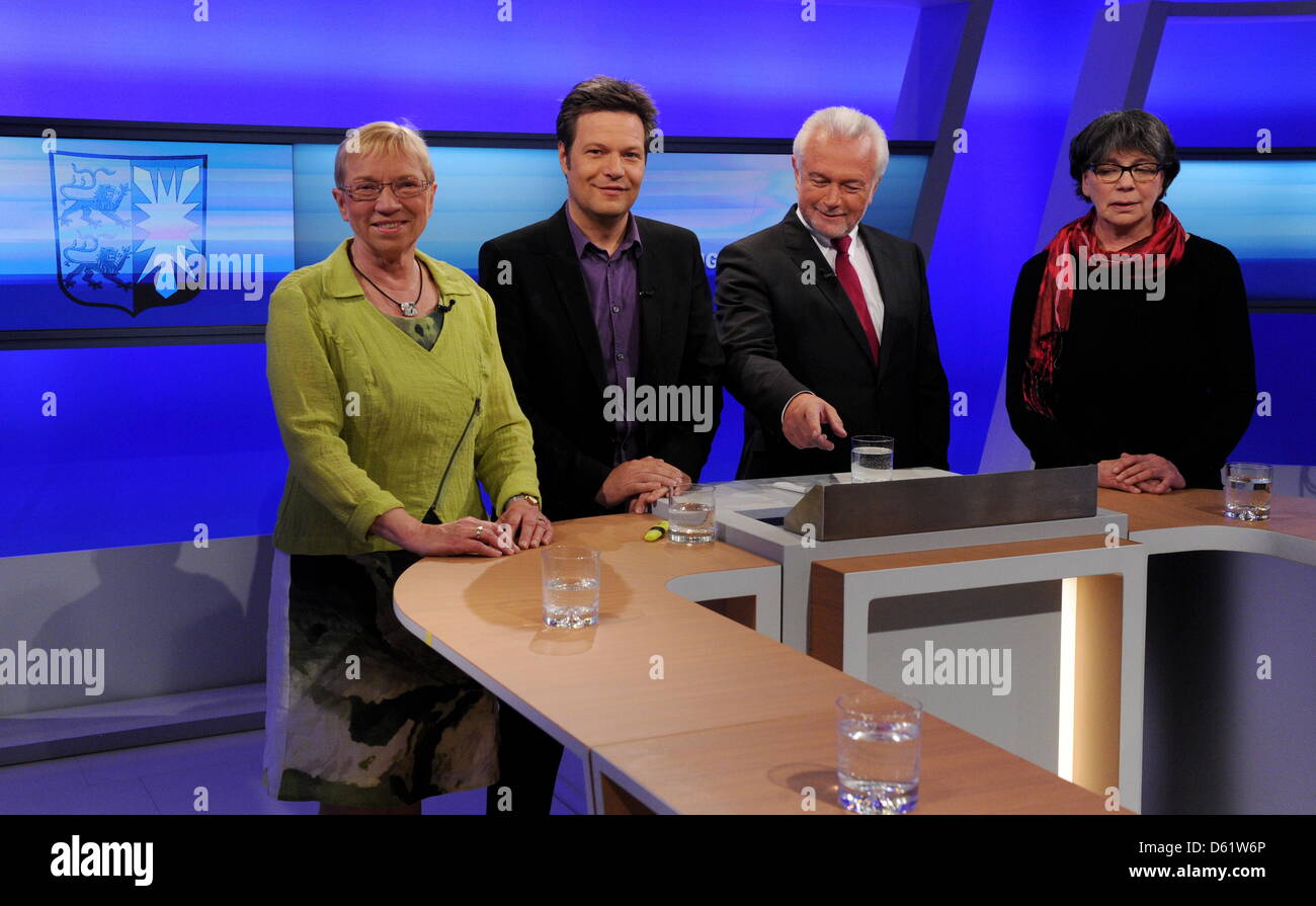 Obere candidated (L-R) Anke Spoorendonk von SSW, Robert Habeck von den grünen, Wolfgang Kubicki von der FDP und Antje Jansen aus der Partei die linke stehen in einem NDR-Fernsehen-Studio in Kiel, Deutschland, 2. Mai 2012. Sie nehmen an einer einstündigen TV-Debatte. Foto: CARSTEN REHDER Stockfoto