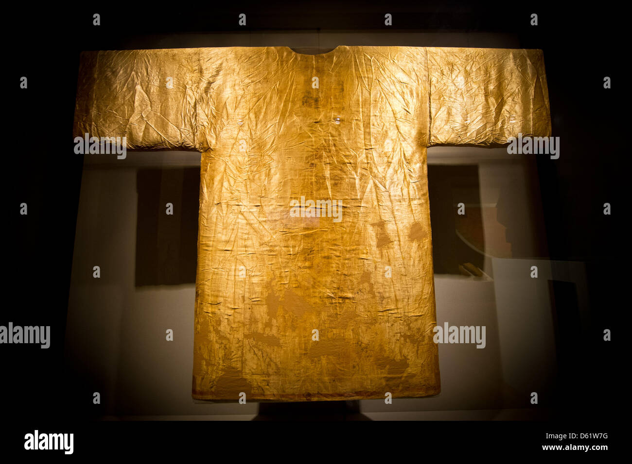 Die dalmatinische Robe aus dem Grab von Papst Clement II ist auf dem Display in der Sonderausstellung im Diözesanmuseum in Bamberg, Deutschland, 2. Mai 2012. Die Ausstellung über die Geschichte der Bamberger Dom und die Erzdiözese werden von Freitag geöffnet. Foto: David Ebener Stockfoto