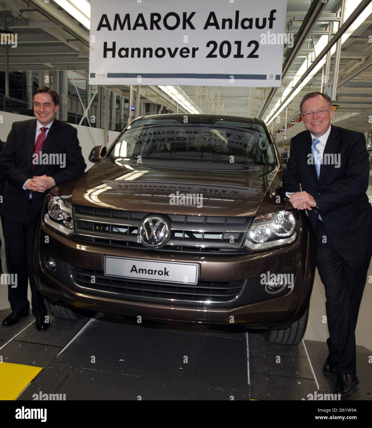 HANDOUT - ein VW Handout Bild vom 3. Mai 2012 zeigt Niedersachsens Ministerpräsident David McAllister (L-R) und Oberbürgermeister von Hannover Stephan Weil vor einem VW Amarok bei Volkswagen Nutzfahrzeugs zu Pflanzen, in Hannover. VW pickup Amarok soll in Zukunft in Hannover produziert werden, nachdem das Auto in Argentinien hergestellt wurde. Foto: VOLKSWAGEN / HANDOUT / Redaktion Stockfoto