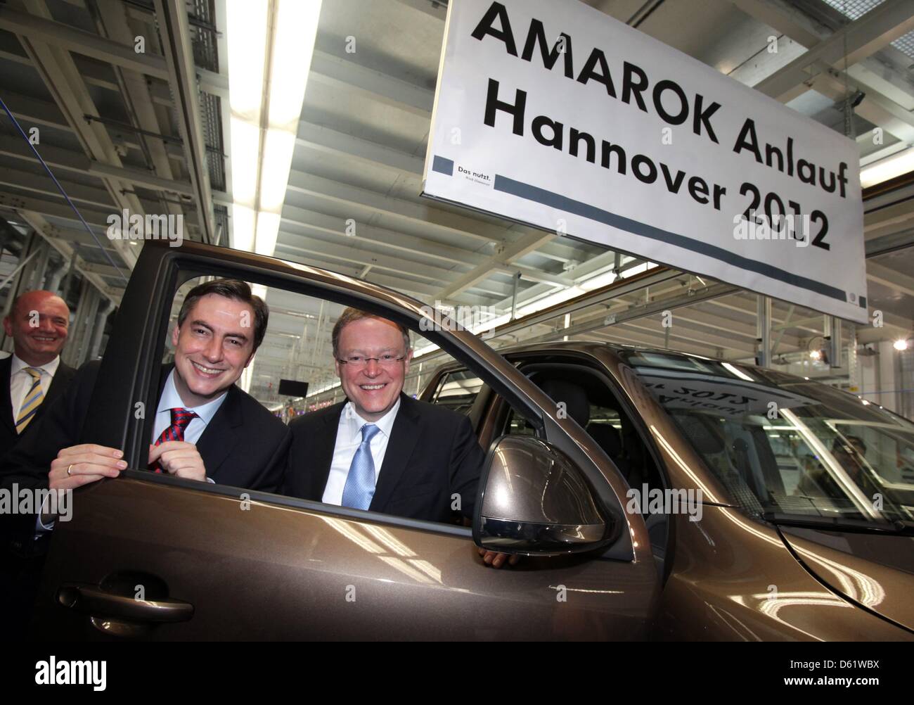 HANDOUT - ein VW Handout Bild vom 3. Mai 2012 zeigt Niedersachsens Ministerpräsident David McAllister (L-R) und Oberbürgermeister von Hannover Stephan Weil vor einem VW Amarok bei Volkswagen Nutzfahrzeugs zu Pflanzen, in Hannover. VW pickup Amarok soll in Zukunft in Hannover produziert werden, nachdem das Auto in Argentinien hergestellt wurde. Foto: VOLKSWAGEN / HANDOUT / Redaktion Stockfoto