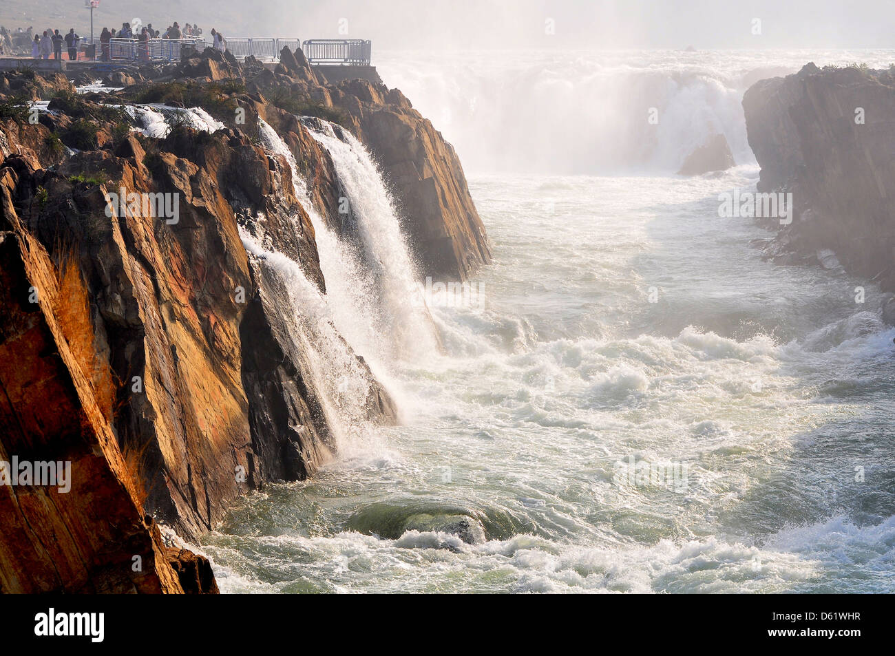 Dhuandhar Herbst (Wasserfall) am Narmade-Fluss in Bhedaghat, sind 10 Meter hoch, in Jabalpur Bezirk der zentralen indischen Madhya Stockfoto