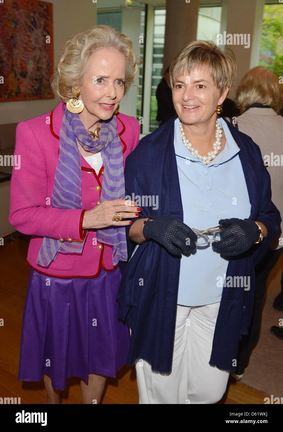 Gräfin Isa von Hardenberg (L) und Gloria, Prinzessin von Thurn und Taxis Gespräche bei einem cocktail Mittagessen an der französischen Botschaft am Brandenburger Tor in Berlin, Deutschland, 3. Mai 2012. Der Empfang fand anlässlich der Parisien-Kunst und Antiquitäten Messe "Biennale des Antiquaires". Foto: Jens Kalaene Stockfoto