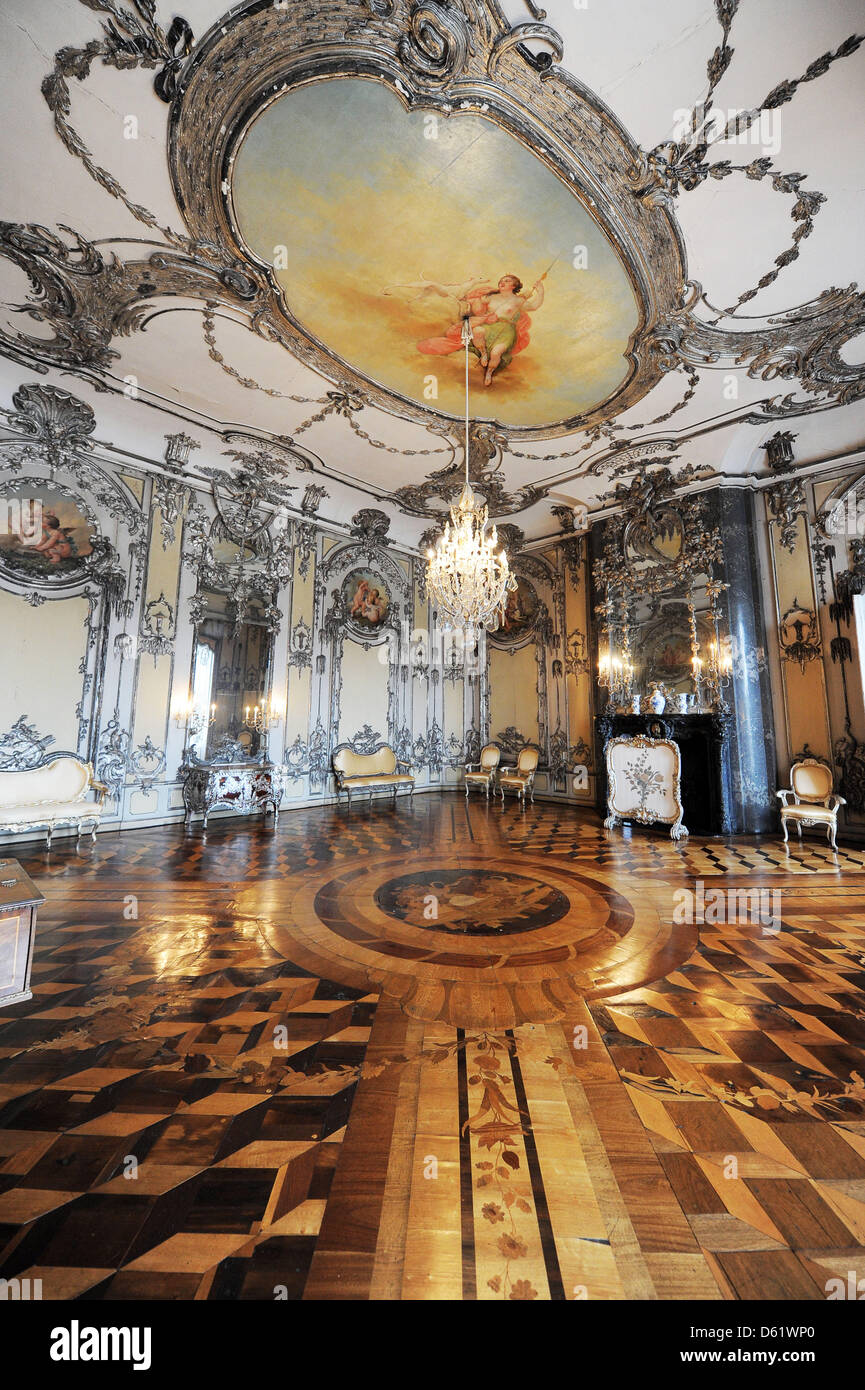 Das Musikzimmer des neuen Palais präsentiert sich in seiner früheren Pracht in Potsdam, Deutschland, 26. April 2012. Die Ausstellung "Frederisk" öffnet am 28. April 2012. Die Ausstellung nutzt 72 aufwendig restaurierten Räume und Hallen, von denen einige zum ersten Mal öffentlich zugänglich sind. Foto: BERND SETTNIK Stockfoto