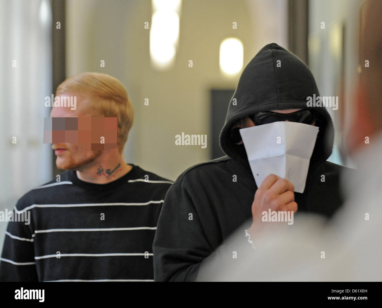 Fünf mutmaßliche Mitglieder der verbotenen Neonazi-Gruppe "Sturm 34" verhandlungsfähig für die Bildung einer kriminellen Organisation an das Landgericht in Dresden, Deutschland, 4. Mai 2012. Foto: Matthias Hiekel Dpa/lsn Stockfoto