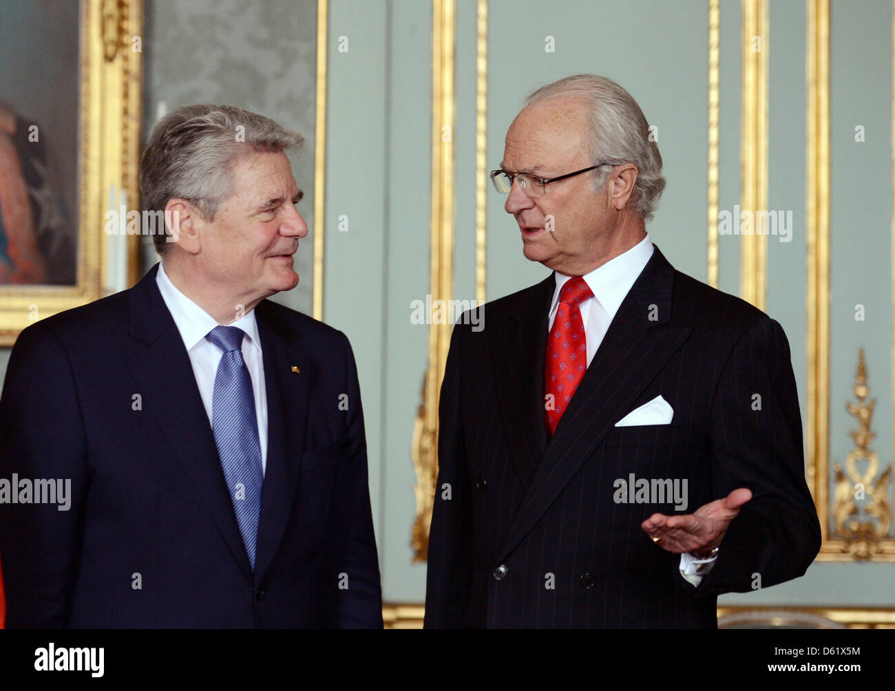 King Carl XVI Gustaf of Sweden (R) erhält der deutsche Bundespräsident Joachim Gauck in Stockholm, Schweden, 4. Mai 2012. Foto: RAINER JENSEN Stockfoto