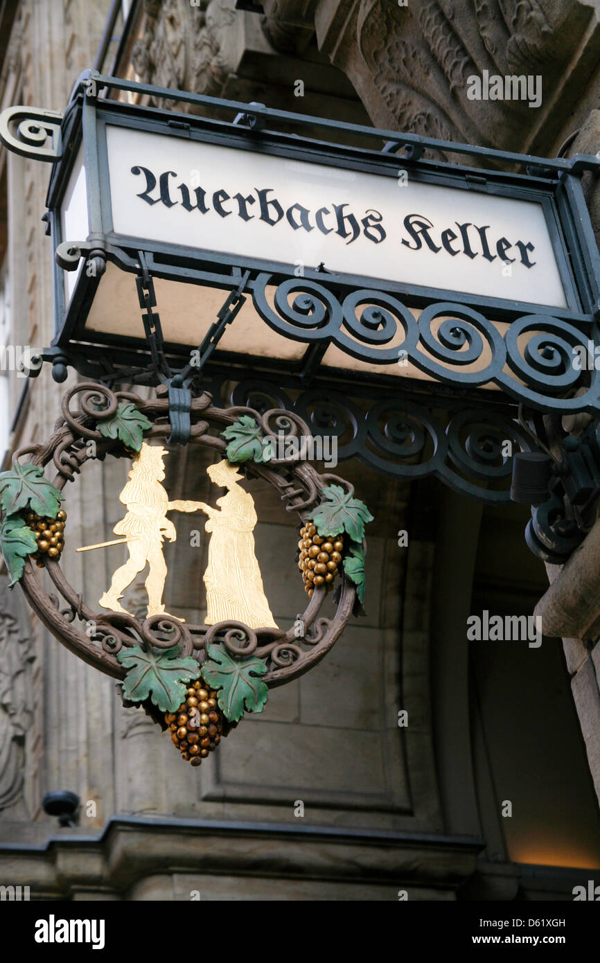 Melden Sie außen Eingang Madler Passage für Lieblingsrestaurant Leipzig, Auerbachs Keller. Stockfoto