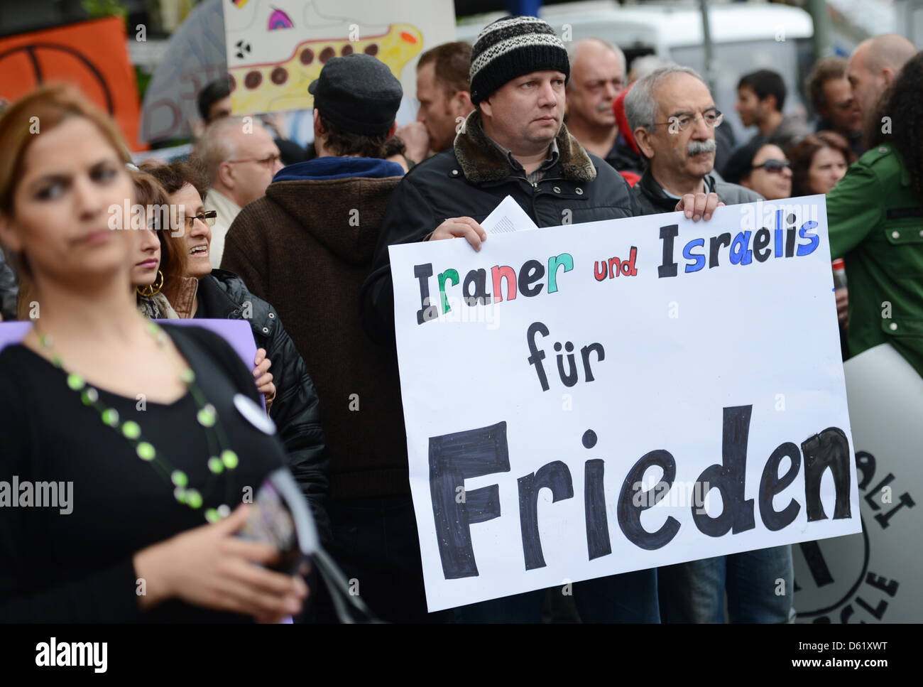 Israelis und Iraner zeigen unter anderen Gruppen von Menschen gegen einen möglichen Krieg zwischen den Ländern in Berlin, Deutschland, 5. Mai 2012. Demonstranten verlangten die sofortige Beendigung des Krieges Bedrohungen auf beiden Seiten. Foto: RAINER JENSEN Stockfoto