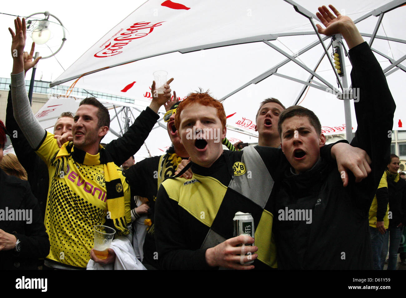 Der Fußballverein Borussia Dortmund-Fans feiern ihr Team deutscher Fußball-WM-Titel in der Innenstadt von Dortmund, Deutschland, 5. Mai 2012. Borussia Dortmund ist die deutsche Fußball-Champion 2011 / 12. Foto: KEVIN KUREK (Achtung: EMBARGO Bedingungen! Die DFL ermöglicht die weitere Nutzung der Bilder im IPTV, mobile Dienste und anderen neuen Technologien nur nicht früher als zwei Stunden Stockfoto