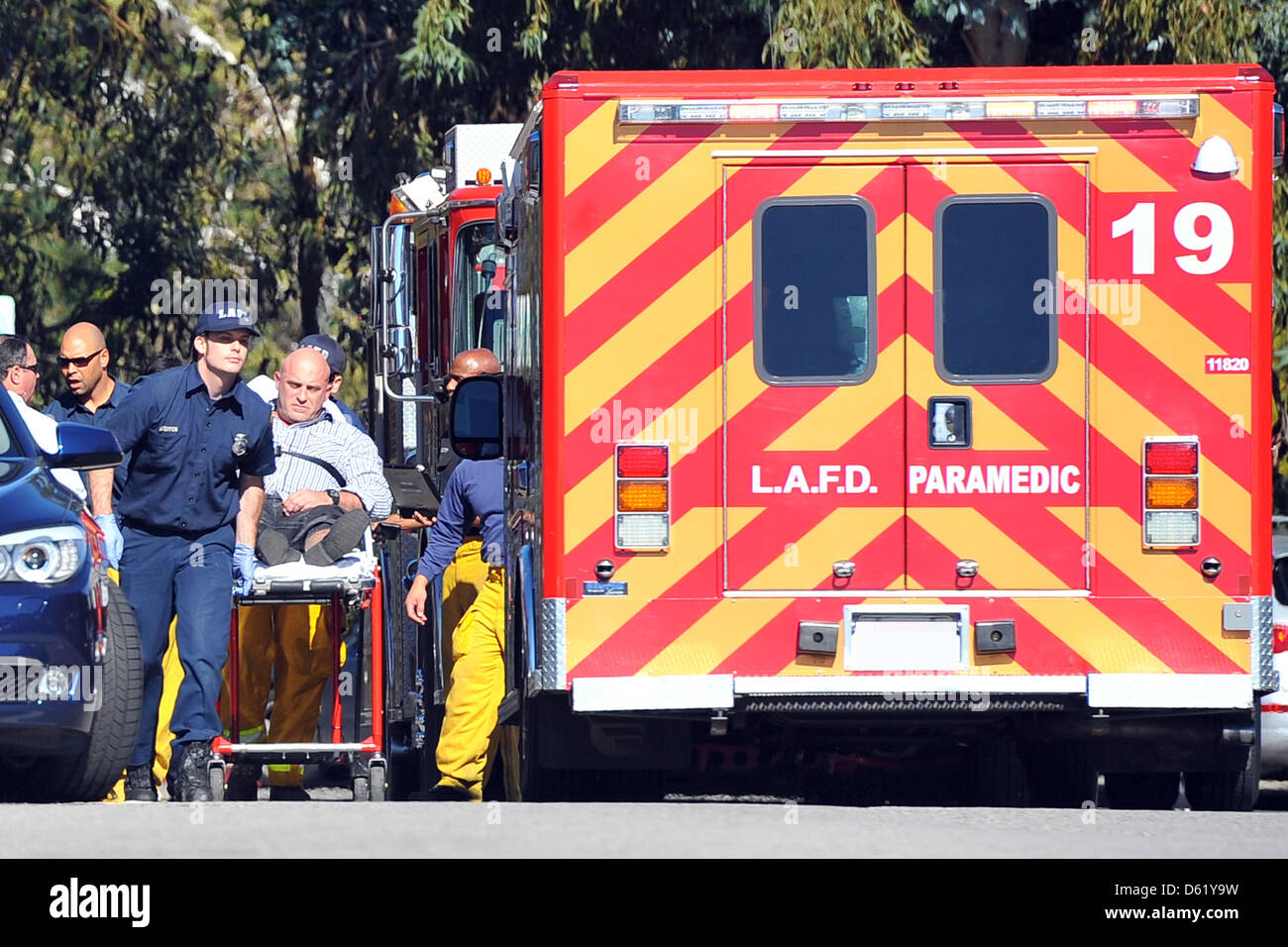 Heidi Klums Leibwächter ist in einen Krankenwagen nach einem Herzinfarkt Los Angeles, Kalifornien - 04.02.12 stürzte. Stockfoto