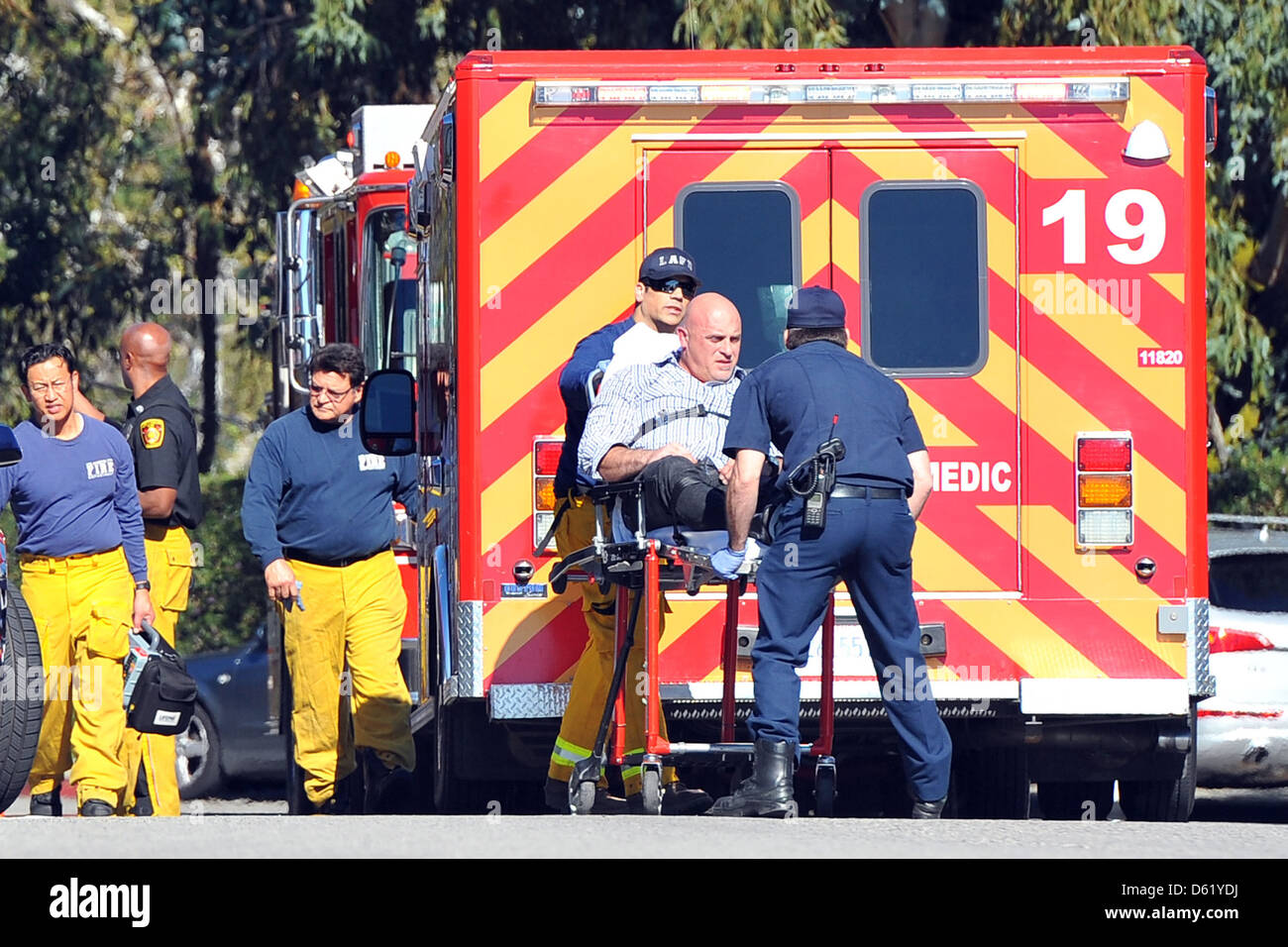 Heidi Klums Leibwächter ist in einen Krankenwagen nach einem Herzinfarkt Los Angeles, Kalifornien - 04.02.12 stürzte. Stockfoto