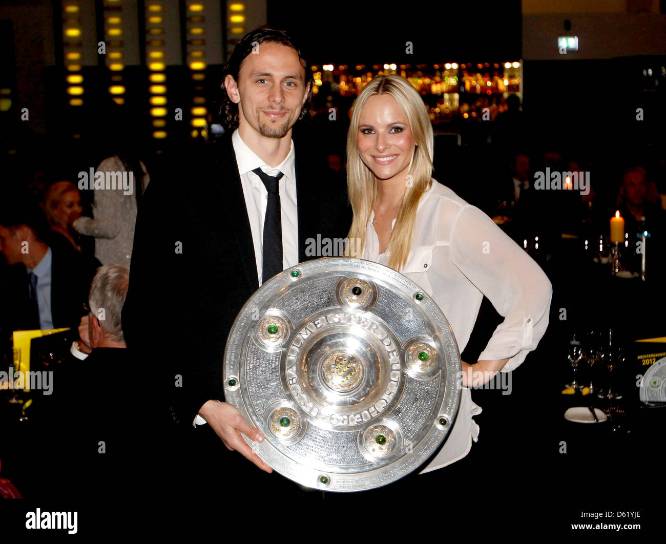 Borussia Dortmund Neven Subotic und seine Freundin Isabelle posieren mit der deutschen Fußball-Meisterschale bei einem Abendessen nach dem Gewinn der deutschen Fußball-Bundesliga-Fußball-Meisterschaft in Dortmund, 5. Mai 2012. Foto: Ina Fassbender Reuters Pool; dpa Stockfoto