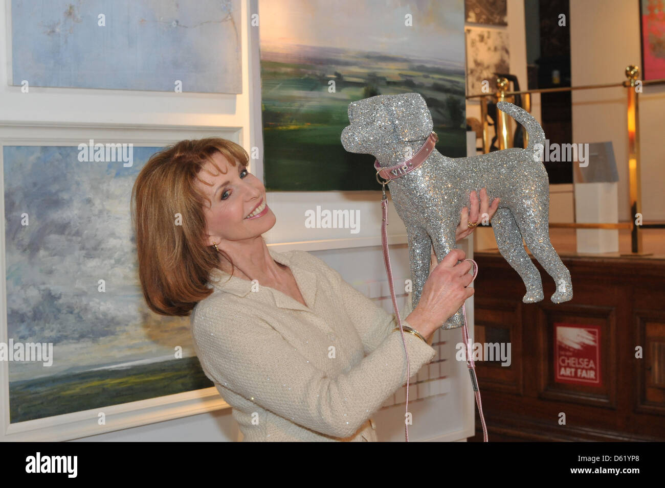 Chelsea Old Town Hall, London, UK.11th April 2013. Jane Asher posiert mit einem Hund Bildhauerei an der Chelsea Art Fair. Jane Asher öffnet die neue Chelsea Art Fair in Chelsea Altstädter Rathaus. Die Chelsea Art Fair unterstützt zwei Vereine, Hunde für Gehörlose und Parkinson UK. Stockfoto