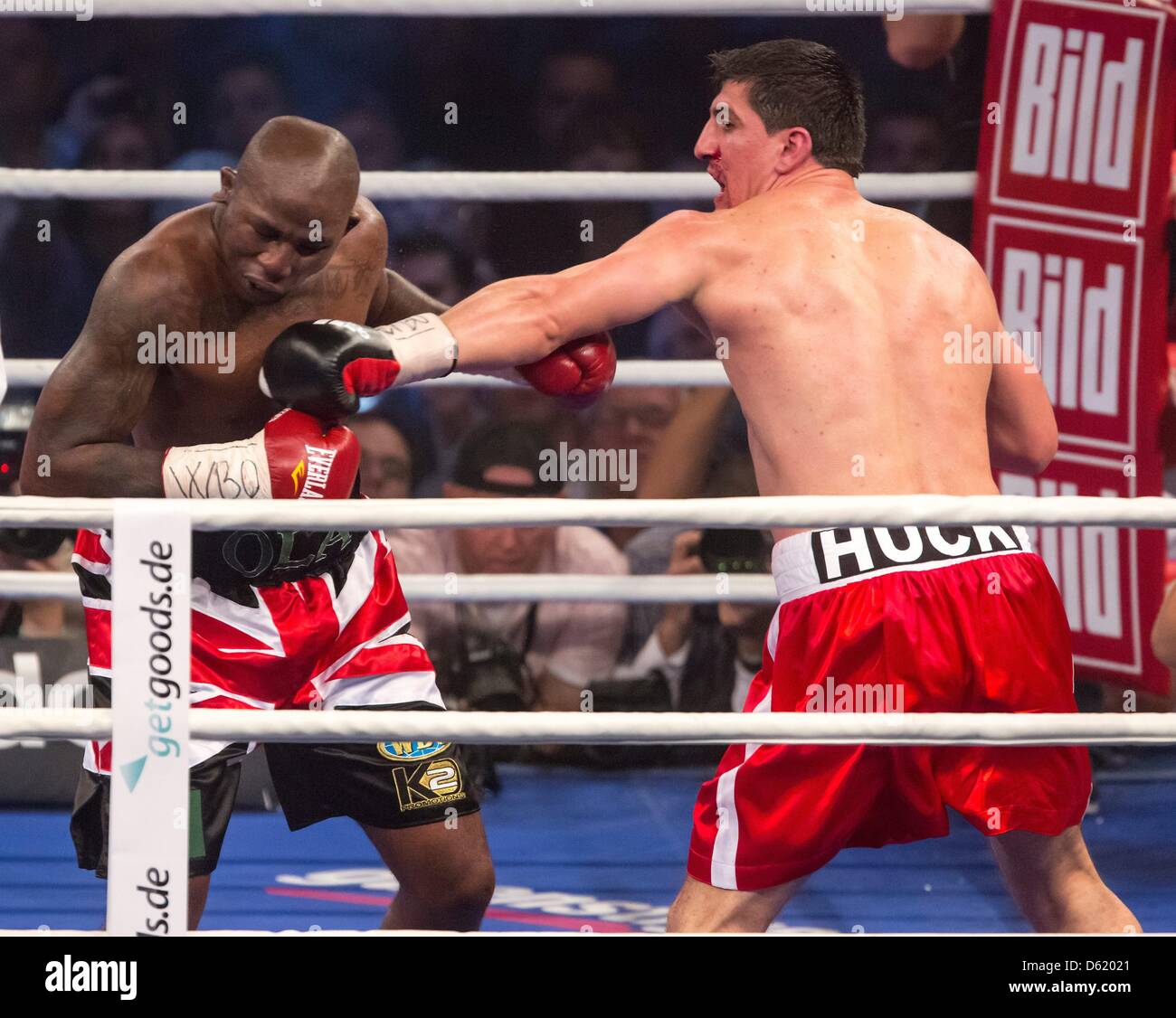 Deutscher Profi-Boxer Marco Huck (R) und Ola Afolabi aus Großbritannien Kampf um den WBO im Cruisergewicht WM-Titel in Erfurt, Deutschland, 6. Mai 2012. Der Kampf endete Unentschieden nach 12 Runden. Marco Huck bleibt Weltmeister. Foto: Michael Reichel Stockfoto