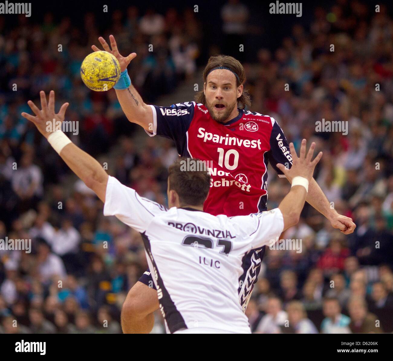 Flensburg Thomas Mogensen wirft den Ball über Kieler Momir Ilic im Finale des DHB-Pokals zwischen THW Kiel und SG Flensburg-Handewitt in der O2 Arena in Hamburg, Deutschland, 6. Mai 2012. Kiel hat zum 8. Mal den DHB-Pokal gewonnen. Kiel verteidigt den Cup durch Sieg über Flensburg 33-31. Foto: JENS WOLF Stockfoto