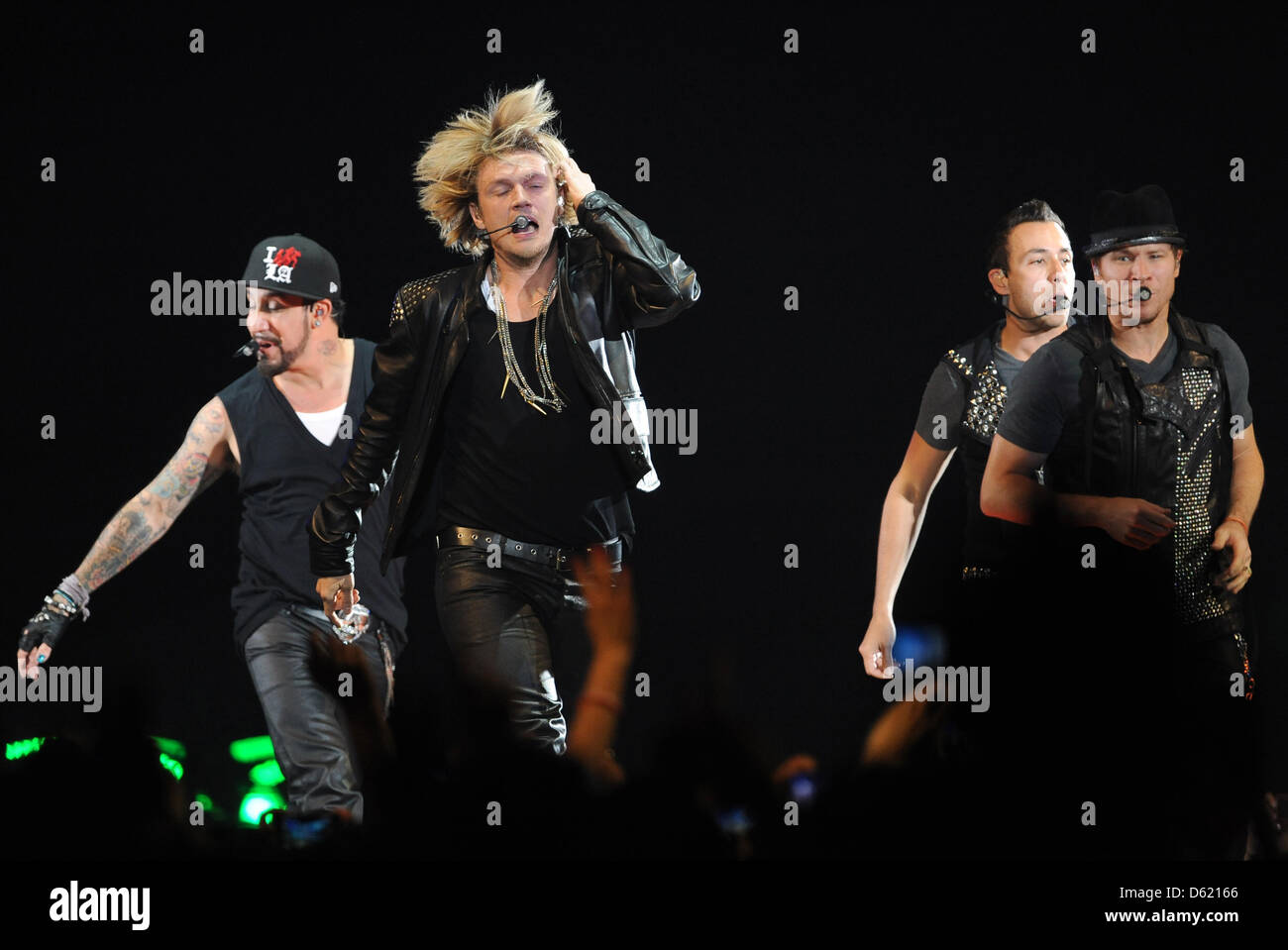 Sänger Alexander James (AJ) McLean (L-R), Nick Carter, Howie Dorough und Brian Littrell der Band NKOTBSB führen auf der Bühne während ihrer Tour durch Deutschland in der O2 World in Berlin, Deutschland, 7. Mai 2012. Die NKOTBSB-Tour ist eine Co-Headliner Tour zwischen American Boy-Bands New Kids on the Block und Backstreet Boys. Foto: Britta Pedersen Stockfoto