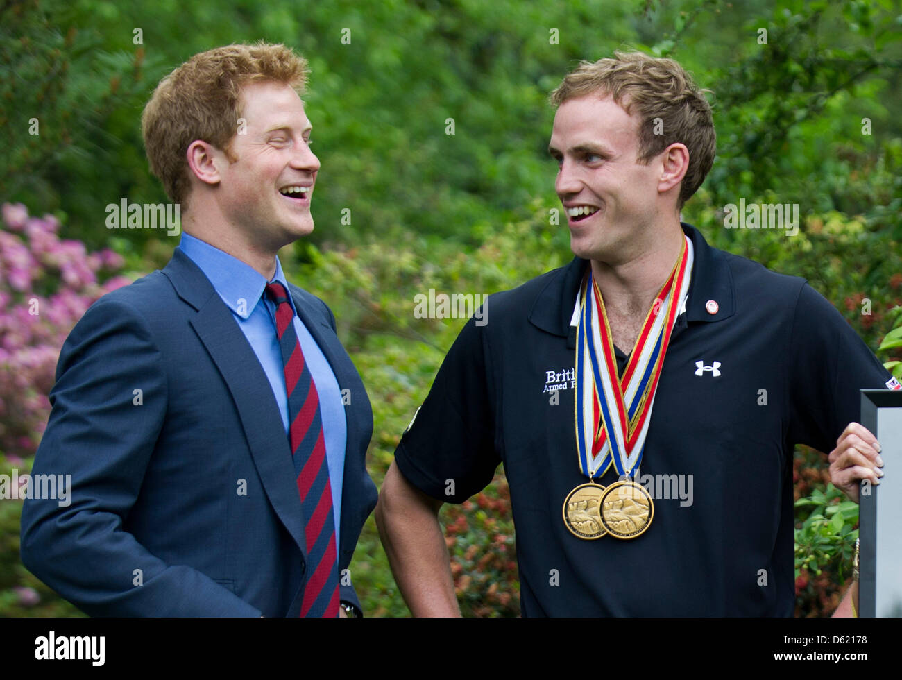 Großbritanniens Prinz Harry (L) spricht mit Kapitän Simon Maxwell, britischen Royal Marines, Wunde Krieger Spiele Medaillenträger im Rahmen eines Empfangs für US und britische verwundete Krieger zur Residenz des britischen Botschafters in Washington, USA, 7. Mai 2012. Die verwundeten Soldaten nahmen an die Krieger Spiele, die einer Veranstaltung jedes Jahr durch das Olympische Komitee ist. Foto: KEVIN DIETSCH/P Stockfoto