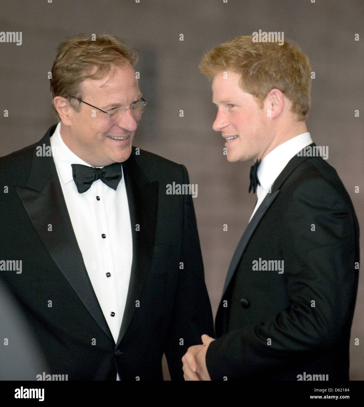 Britan Prince Harry (R), schüttelt Hände mit Präsident des Atlantic Council CEO und President Frederick Kempe, als er für 2012 Atlantic Council Annual Awards Dinner in Washington, DC, USA, 7. Mai 2012 kommt. Der Prinz präsentiert werden mit dem Award for Distinguished Humanitarian Leadership in Anerkennung seiner karitativen und humanitären Arbeit unterstützen verwundet servic Stockfoto