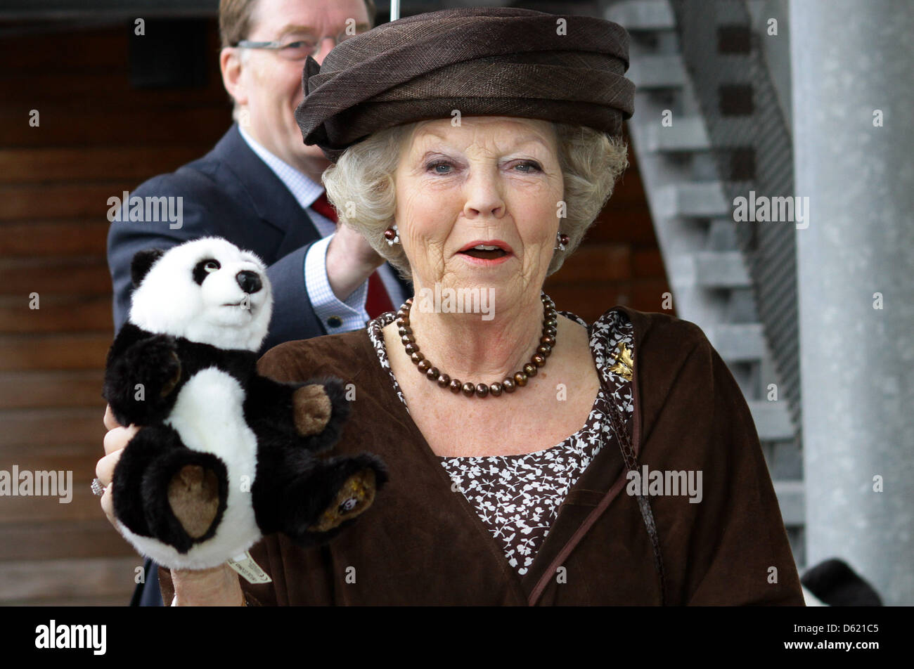Königin Beatrix besucht die Eröffnung der 50. Jahrestagung der World Wide Fund for Nature (WWF/WNF) auf dem Dampfer SS Rotterdam, Niederlande, Rotterdam, 8. Mai 2012. Foto: Albert Nieboer Niederlande Stockfoto