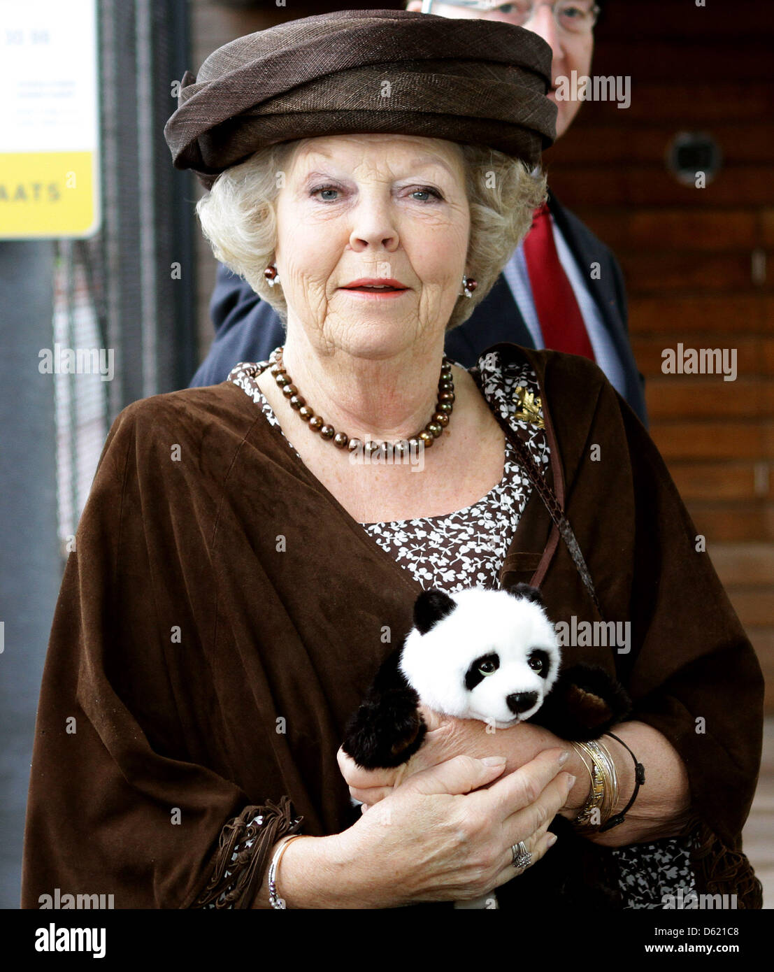 Königin Beatrix besucht die Eröffnung der 50. Jahrestagung der World Wide Fund for Nature (WWF/WNF) auf dem Dampfer SS Rotterdam, Niederlande, Rotterdam, 8. Mai 2012. Foto: Albert Nieboer Niederlande Stockfoto