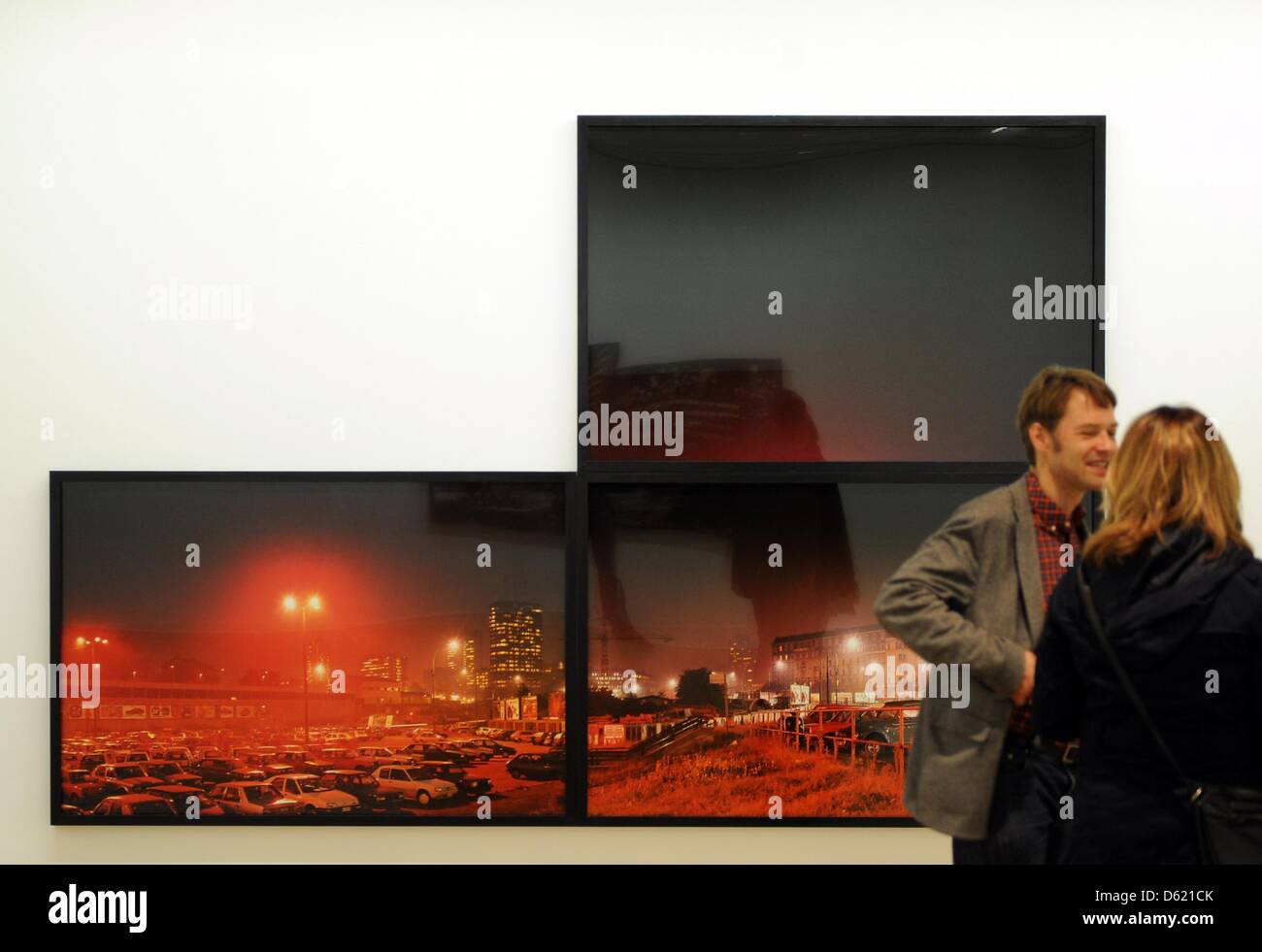 Besucher betrachten die Arbeit "Piazza Sigmund Freud 1989" von Fotograf Lewis Baltz in seiner Ausstellung "Lewis Baltz' im Arts Museum in Bonn, Deutschland, 8. Mai 2012. Die Retrospektive Baltz ist vom 10. Mai bis 2. September 2012 geöffnet. Foto: HENNING KAISER Stockfoto