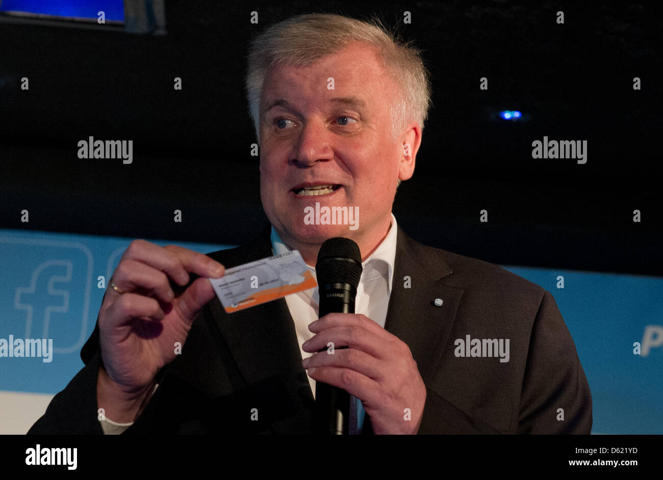 Premier von Bayern Horst Seehofer (CSU) hält eine Mitgliedskarte der Piratenpartei bei einer Party im Club "P1", er und seine Partei Einladungen per social Media Website Facebook in München, Deutschland, 8. Mai 2012 ausgestellt hatte. Seehofer ist der erste deutsche Top-Level-Politiker eine Facebook-Party machen. Foto: Peter Kneffel Stockfoto