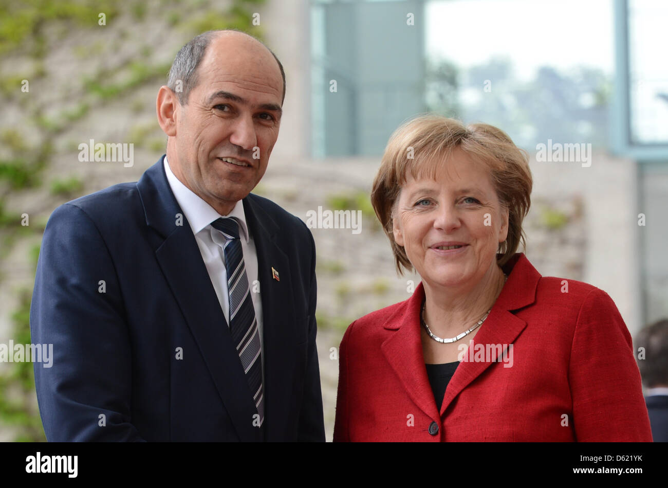 Deutsche Bundeskanzlerin Angela Merkel (CDU) begrüßt Ministerpräsident Sloweniens Janez Jansa vor dem Bundeskanzleramt in Berlin, Deutschland, 9. Mai 2012. Nach dem Empfang trafen sich die Teo-Politiker für Gespräche. Foto: RAINER JENSEN Stockfoto