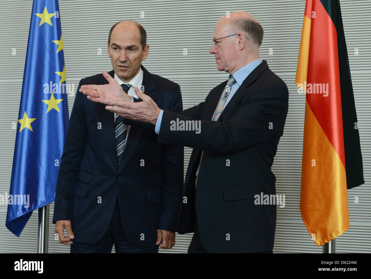 Präsident der German Parliament Norbert Lammert (R) empfängt Ministerpräsident Sloweniens Janez Jansa im Deutschen Bundestag in Berlin, Deutschland, 9. Mai 2012. Foto: RAINER JENSEN Stockfoto