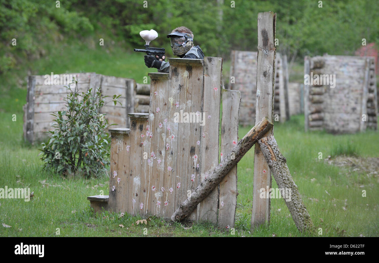 Ein junger Mann spielt Paintball auf einem ehemaligen Tank Truppenübungsplatz der Bundeswehr in Fürstenau, Deutschland, 10. Mai 2012. Drei niederländische Investoren wollen hier einen Vergnügungspark bauen. Sie wollen bis 2018 25 Millionen Euro investieren. Foto: CARMEN JASPERSEN Stockfoto