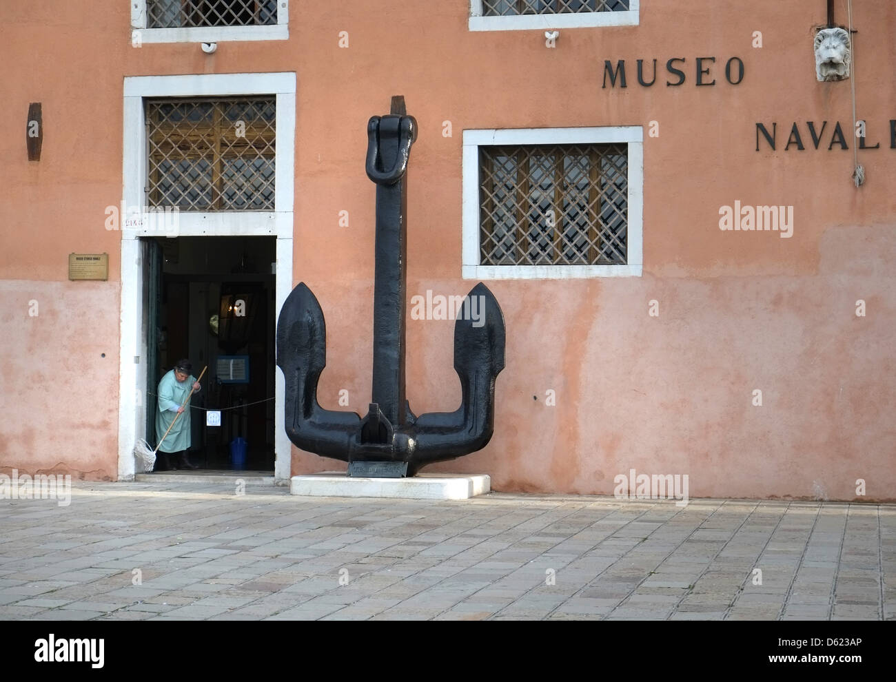 Ein sauberer mops Eingang des Naval Museum, Venedig, Italien. Anker der Panzerkreuzer SMS Tegetthoff Stockfoto