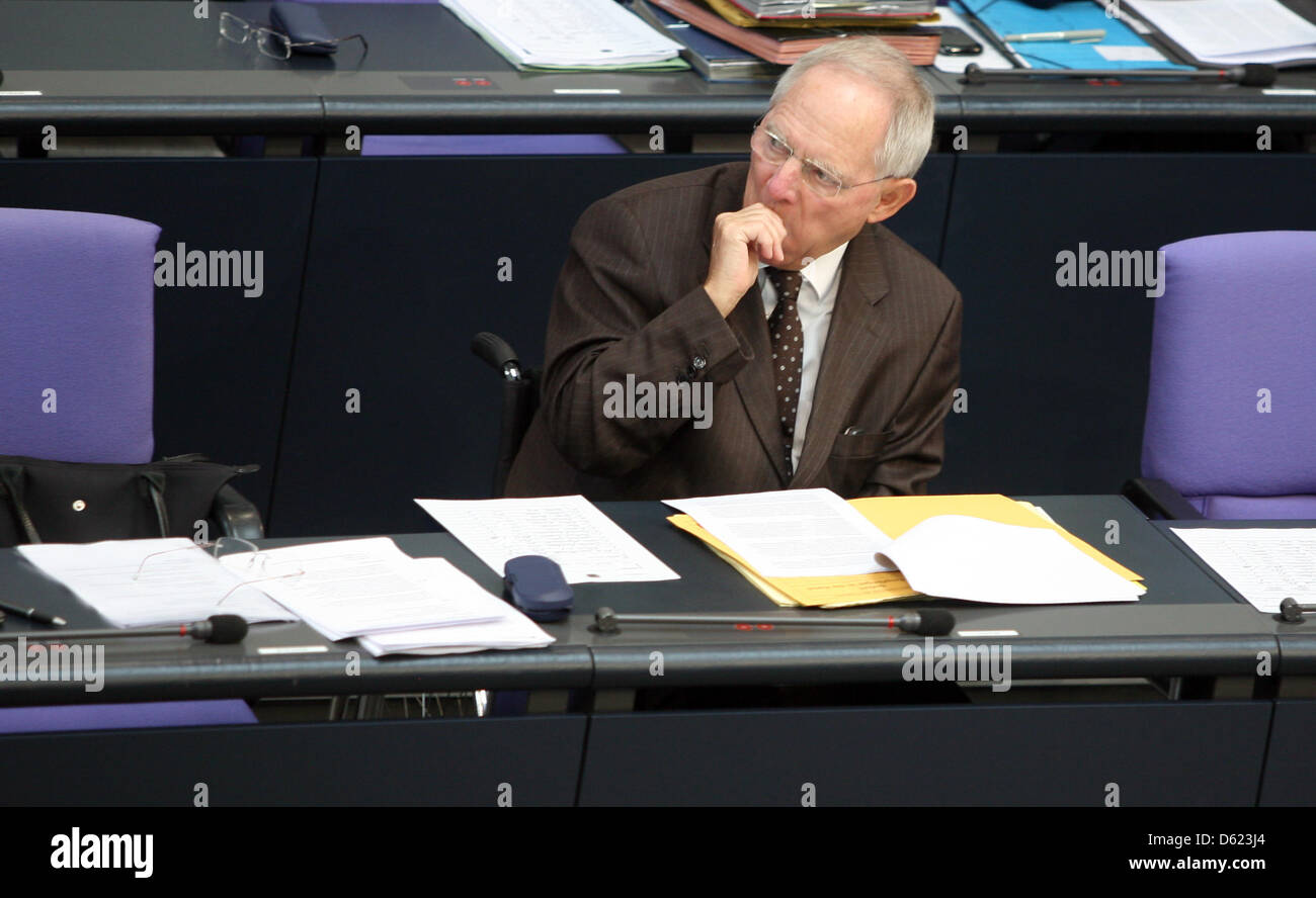 Bundesfinanzminister Wolfgang Schaeuble besucht eine Sitzung des Bundestages in Berlin, Deutschland, 11. Mai 2012. Foto: MAURIZIO GAMBARINI Stockfoto