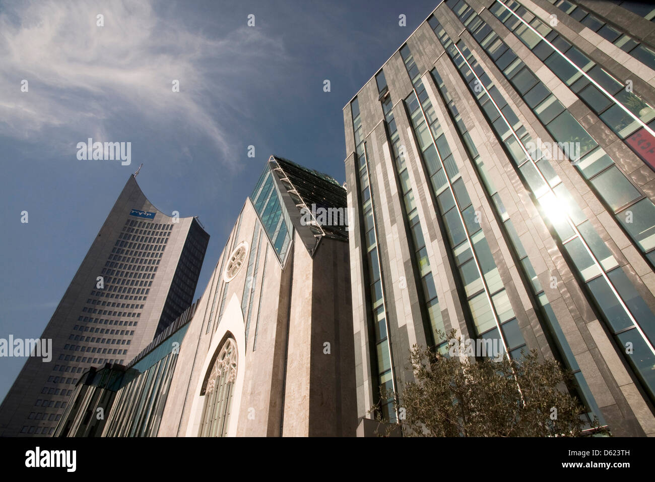 (R) modernen Gebäude der neuen Universität Leipzig, eine ähnlich einer Kirche und (L) 30 Stockfoto