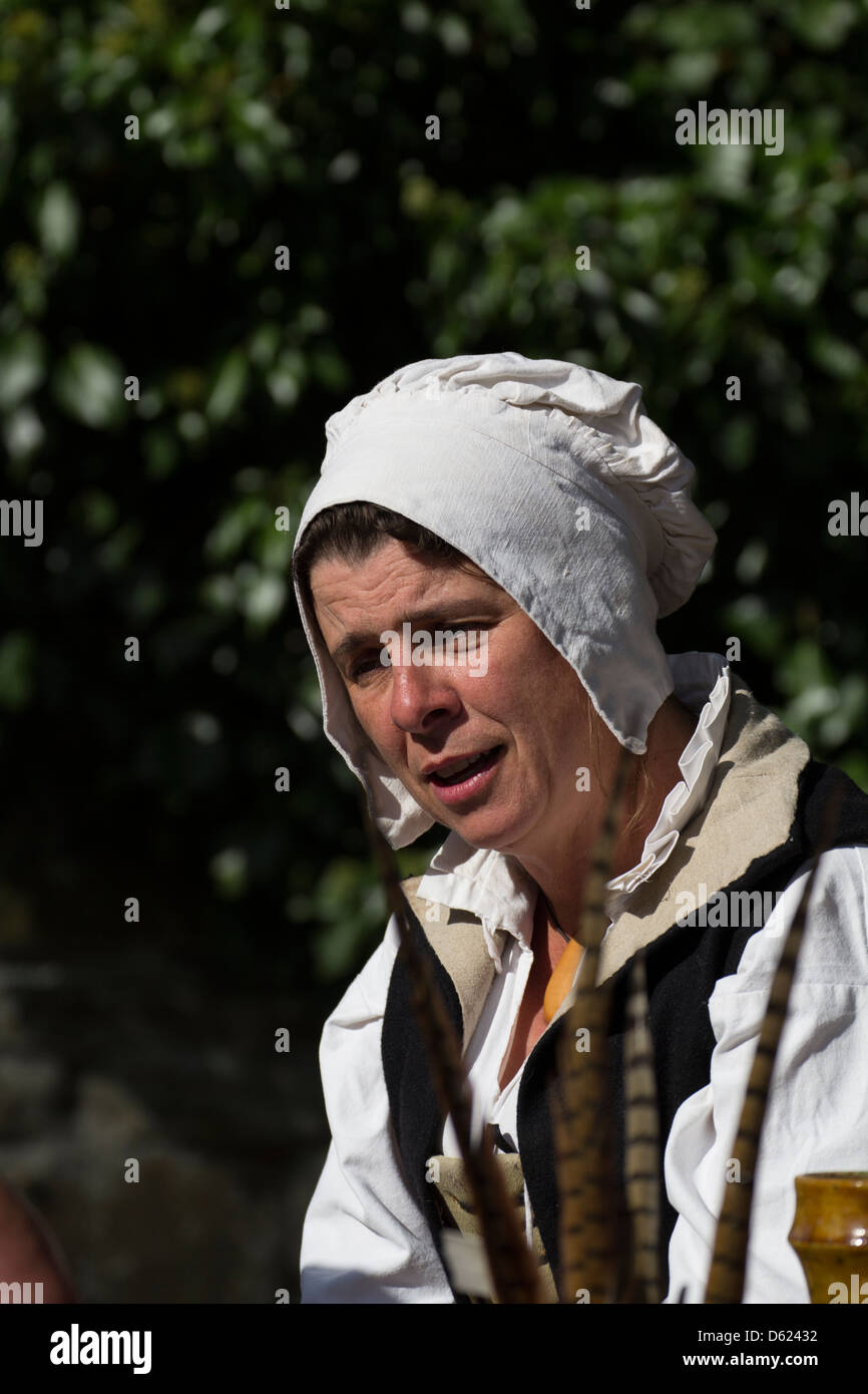 Frau im elisabethanischen Kleidung während einer Tudor Wochenende Reenactment Derbyshire England Stockfoto
