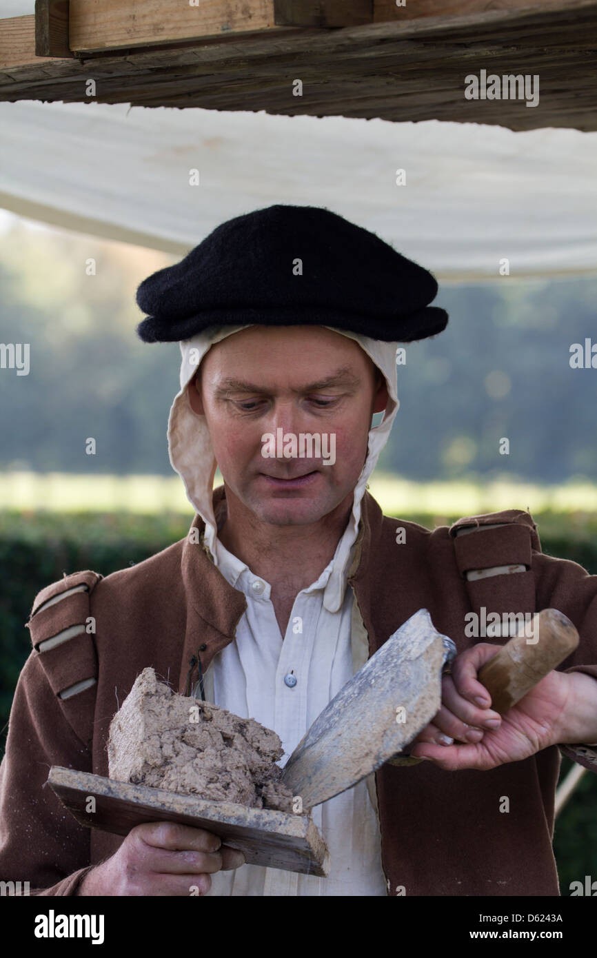 Mann in elisabethanischen Kleidung gekleidet, während eine Tudor Wochenende Reenactment Derbyshire England Stockfoto
