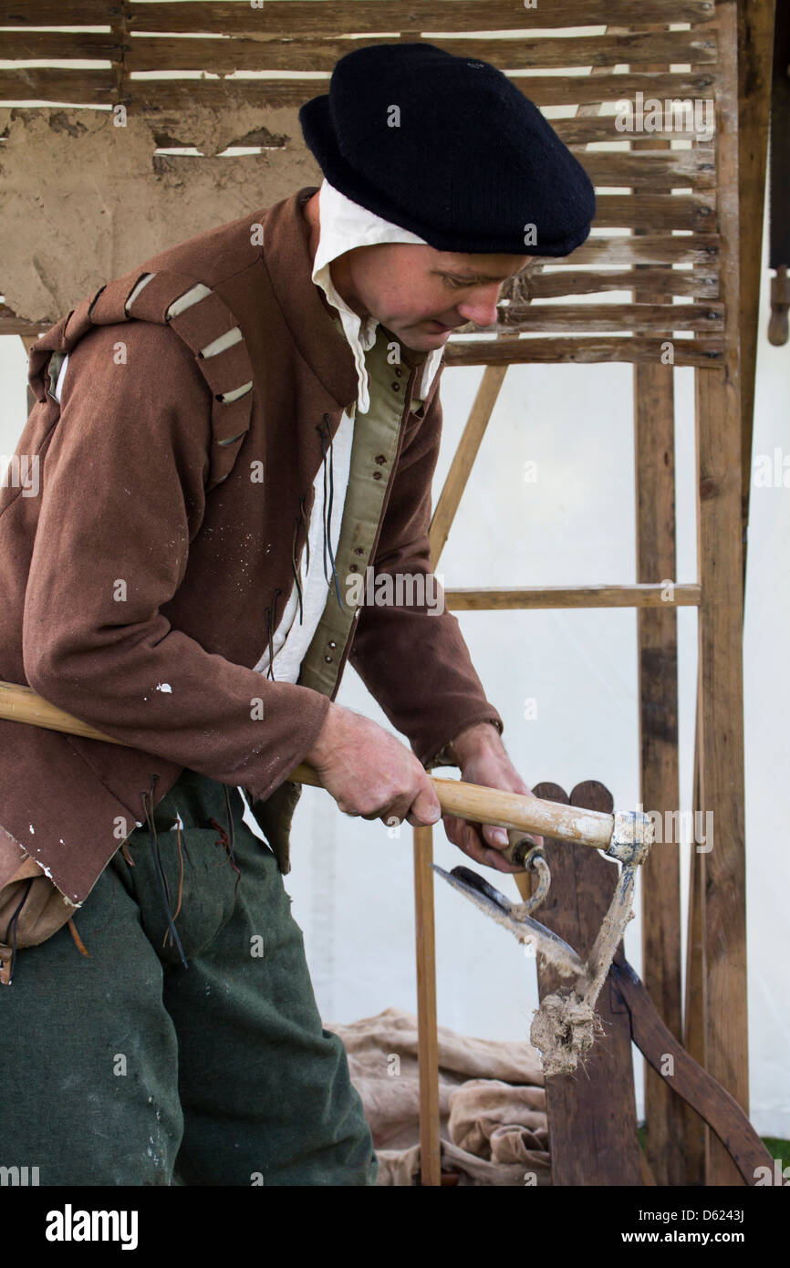 Mann in elisabethanischen Kleidung gekleidet, während eine Tudor Wochenende Reenactment Derbyshire England Stockfoto