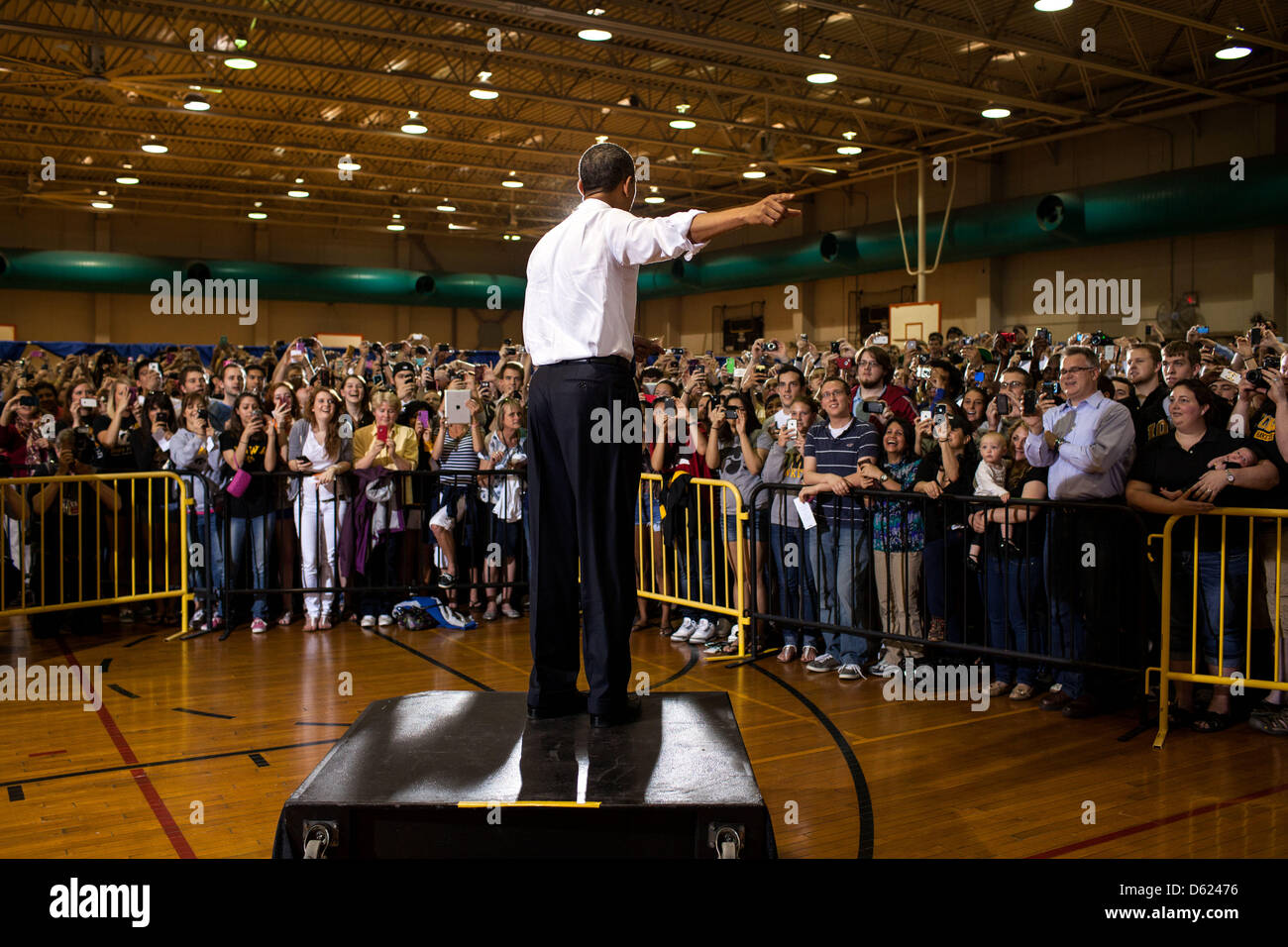 US-Präsident Barack Obama spricht eine Menschenmenge in einem Nebensaal bevor liefern Studenten Darlehen Zinsen an die University of Iowa Field House, Iowa City, Iowa, 25. April 2012 bemerkt. . Obligatorische Credit: Pete Souza - weißen Haus über CNP Stockfoto