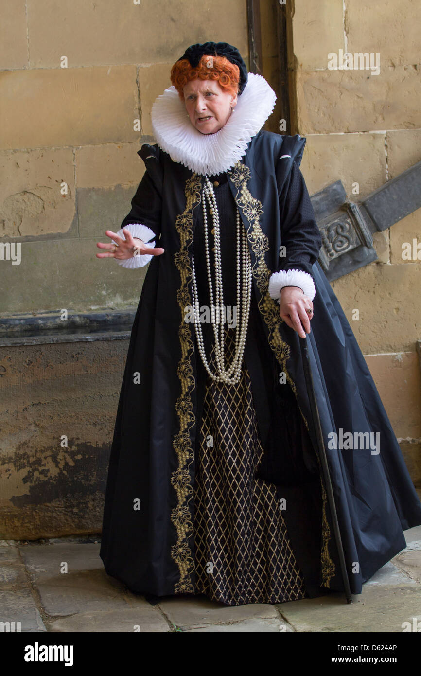 Frau verkleidet in der elisabethanischen Kleidung Darstellung Bess of Hardwick geben Gespräche in Hardwick Hall in Derbyshire, England Stockfoto