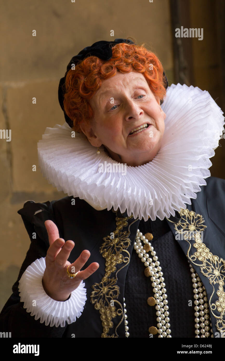 Frau verkleidet in der elisabethanischen Kleidung Darstellung Bess of Hardwick geben Gespräche in Hardwick Hall in Derbyshire, England Stockfoto