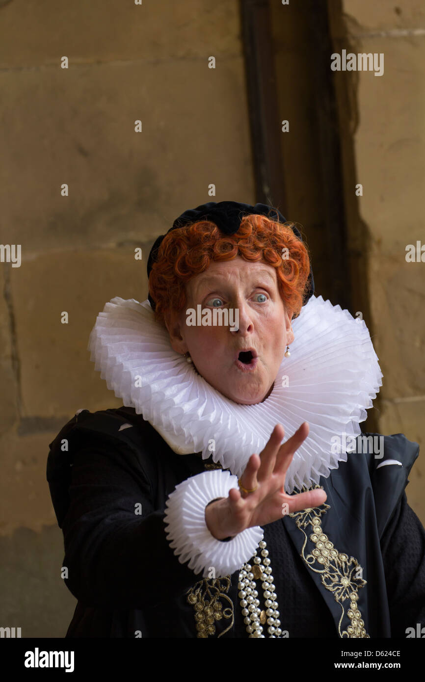 Frau verkleidet in der elisabethanischen Kleidung Darstellung Bess of Hardwick geben Gespräche in Hardwick Hall in Derbyshire, England Stockfoto