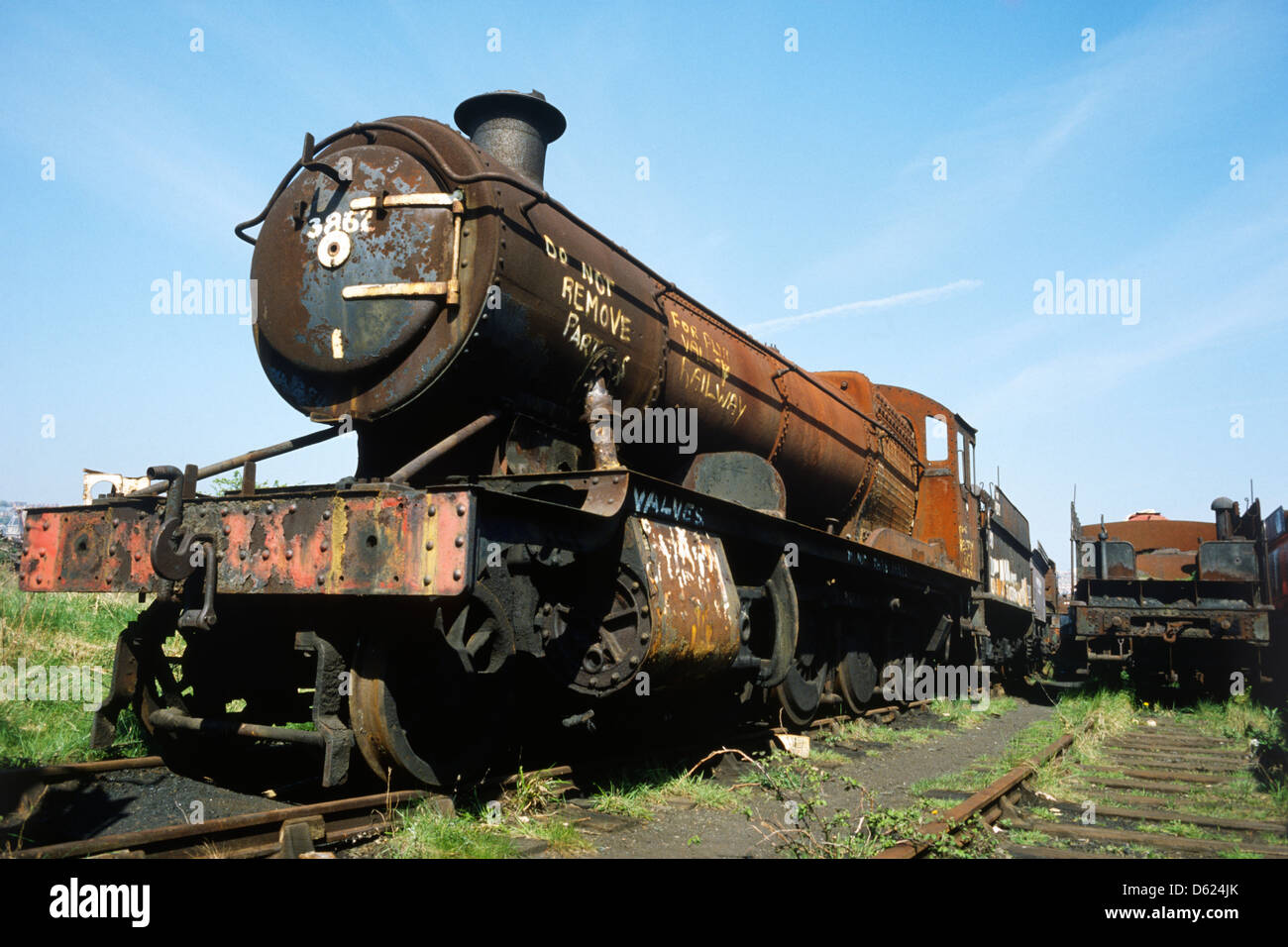 Woodhams von Barry Island Schrottplatz in Wales im Jahr 1980 mit verwilderten Eisenbahnlinie zu trainieren und geben 3862 Lokomotive oder Dampfzug Stockfoto