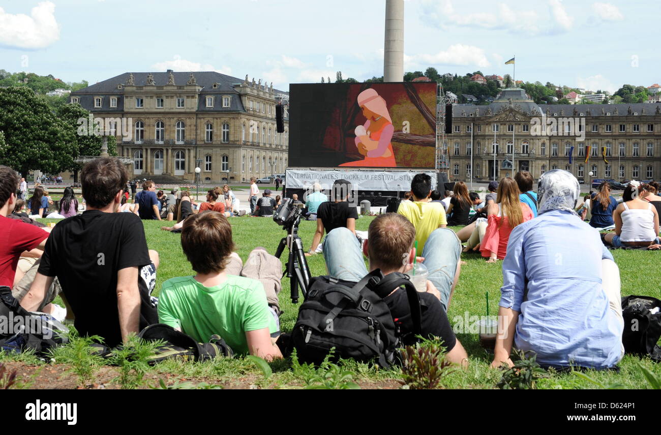Besucher der Animation Film Festival sitzen vor einem Bildschirm auf dem Schlossplatz vor dem neuen Schloss in Stuttgart, Deutschland, 11. Mai 2012. Rund 1.000 Animationsfilm aus der ganzen Welt wird die Welt bis Sonntag, 13. Mai 2012 gezeigt. Die Organisatoren hoffen auf eine Rekordzahl von Besuchern sich von 75.000 letztes Jahr. Foto: BERND WEISSBROD Stockfoto