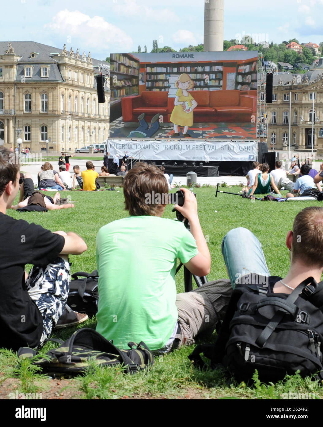 Besucher der Animation Film Festival sitzen vor einem Bildschirm auf dem Schlossplatz vor dem neuen Schloss in Stuttgart, Deutschland, 11. Mai 2012. Rund 1.000 Animationsfilm aus der ganzen Welt wird die Welt bis Sonntag, 13. Mai 2012 gezeigt. Die Organisatoren hoffen auf eine Rekordzahl von Besuchern sich von 75.000 letztes Jahr. Foto: BERND WEISSBROD Stockfoto