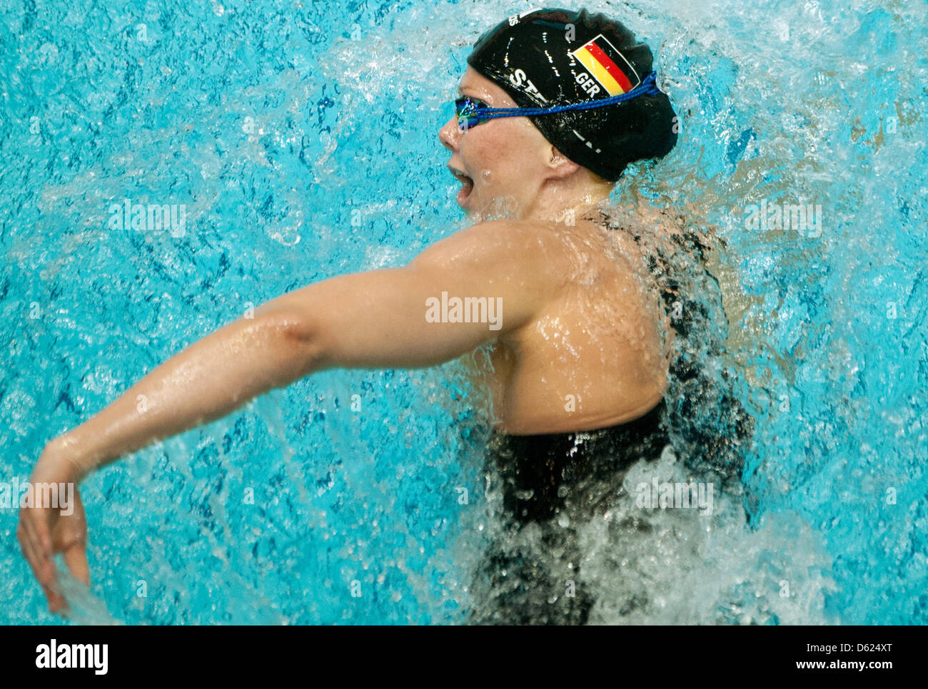 Deutsche Schwimmerin Britta Steffen ist während den 100 m Freistil der deutschen Swimming Championships in Berlin, Deutschland, 12. Mai 2012 (Bild mit Zoom) abgebildet. Das deutsche Swimming Championships (DMS) findet zwischen 10-14 Mai 2012 statt. Foto: SEBASTIAN KAHNERT Stockfoto