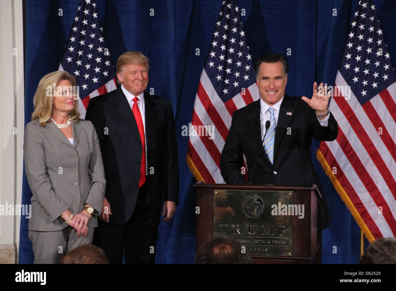 Ann Romney und Donald Trump stehen auf der Bühne mit Mitt Romney nach Donald Trump als der republikanische Kandidat bei gebilligt wird Stockfoto