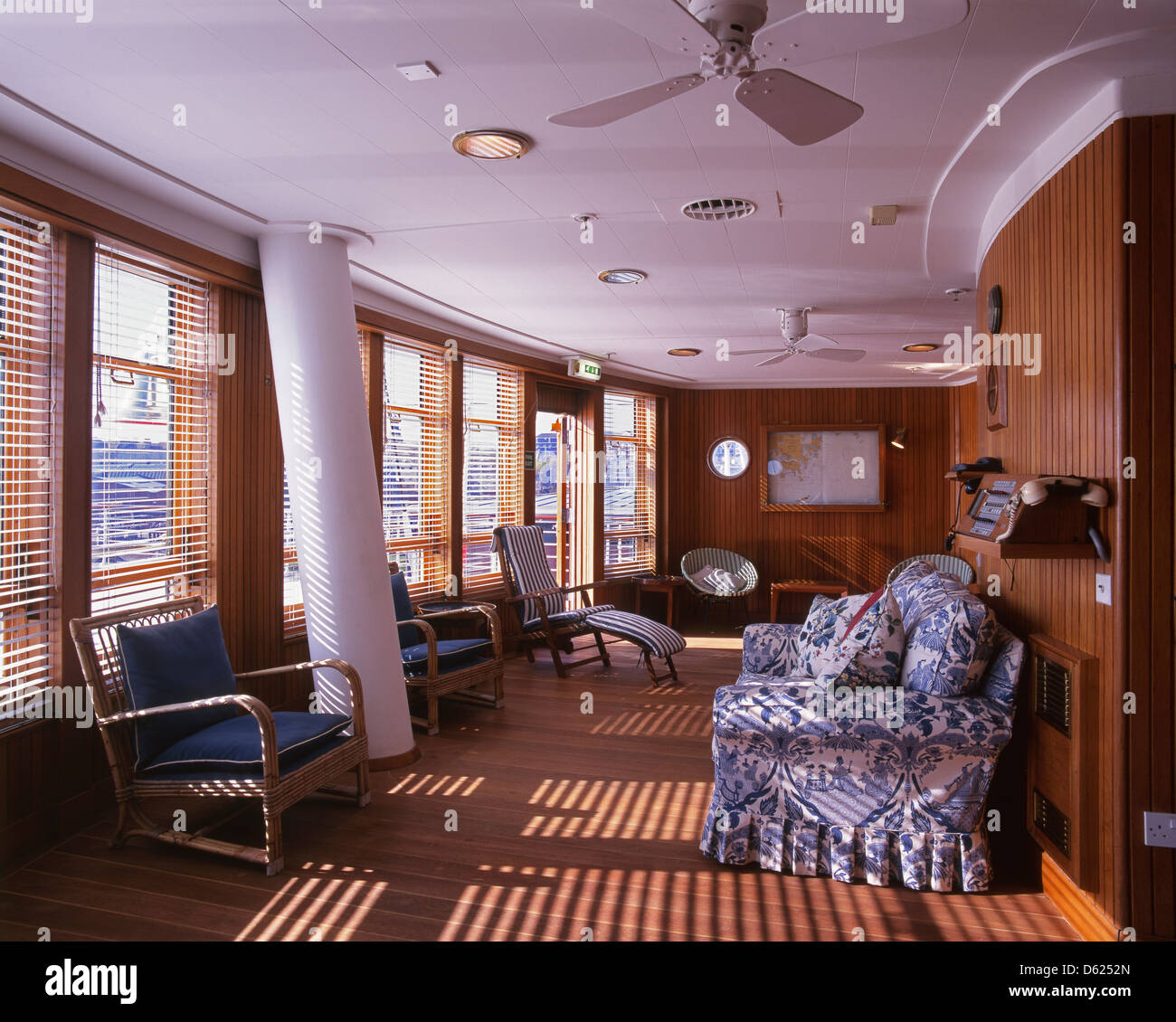 Die Sonnen-Lounge auf der Royal Yacht Britannia, festgemacht am Ocean Terminal in Leith, Edinburgh, und jetzt als Besucherattraktion. Stockfoto