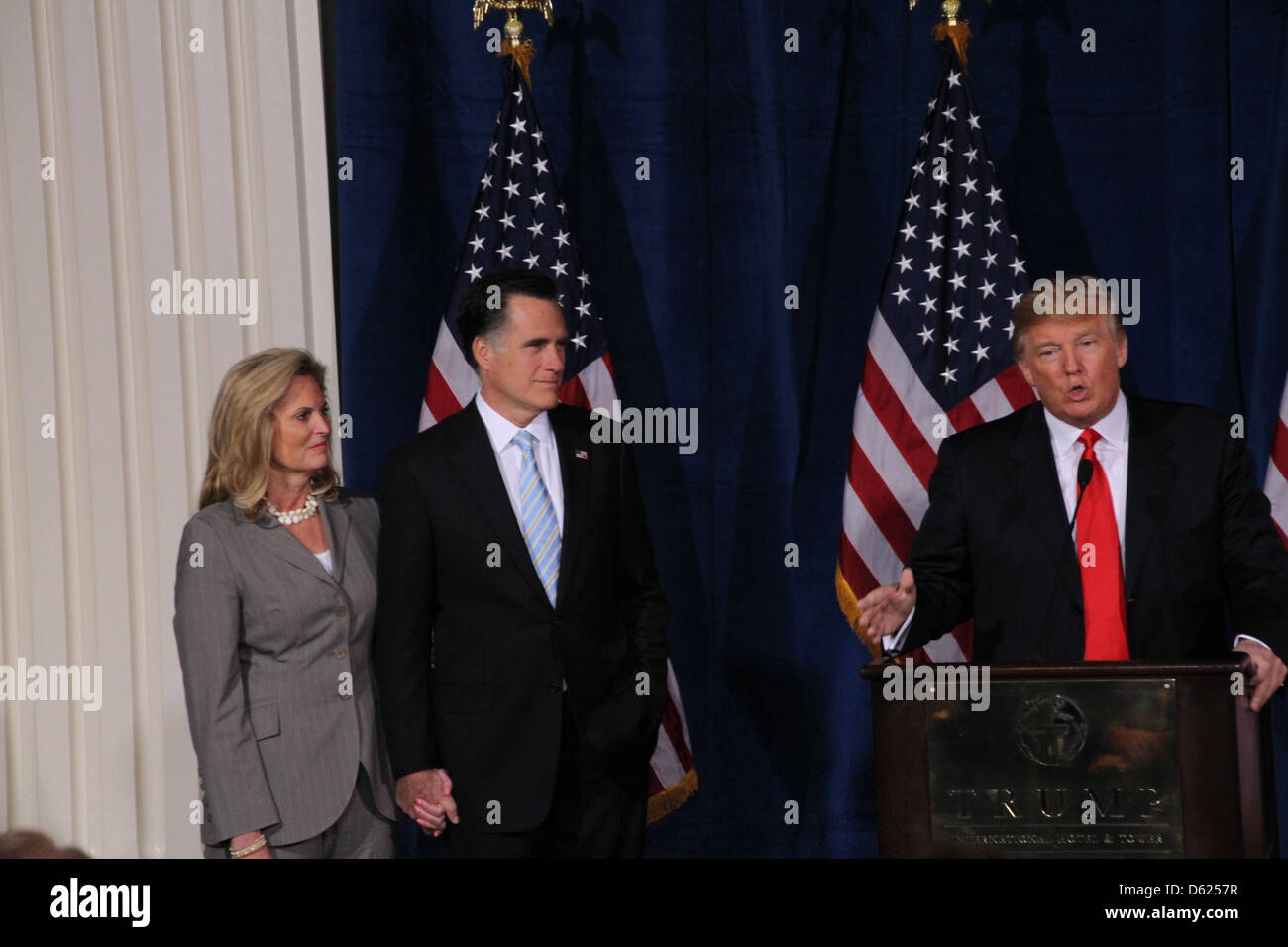 Ann Romney und Mitt Romney auf der Bühne stehen, wie Donald Trump schließt sich republikanischen Kandidat Mitt Romney auf einer Pressekonferenz am Stockfoto